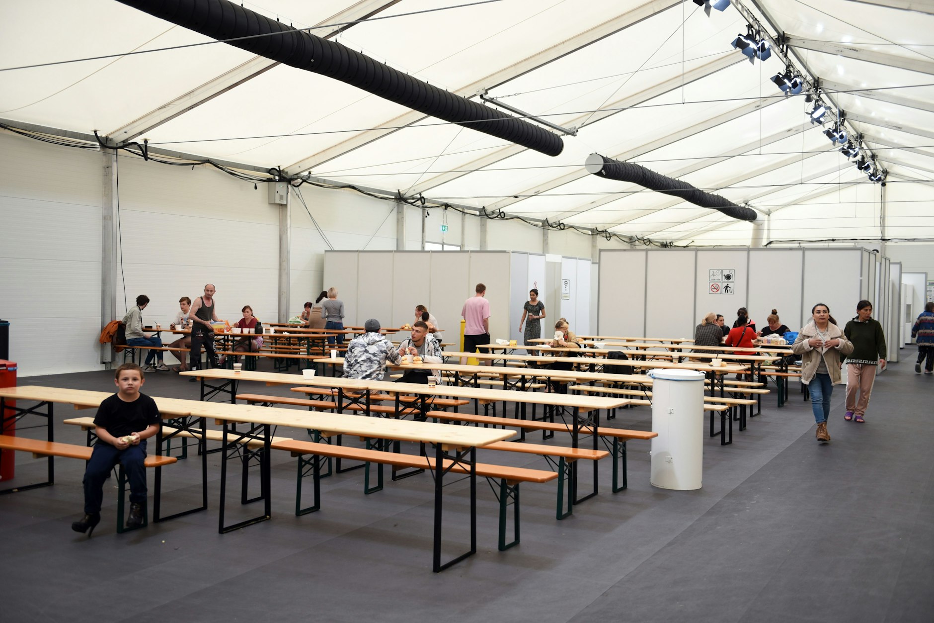 Die frühere Flüchtlingsunterkunft am Flughafen Tegel wird jetzt umgebaut.