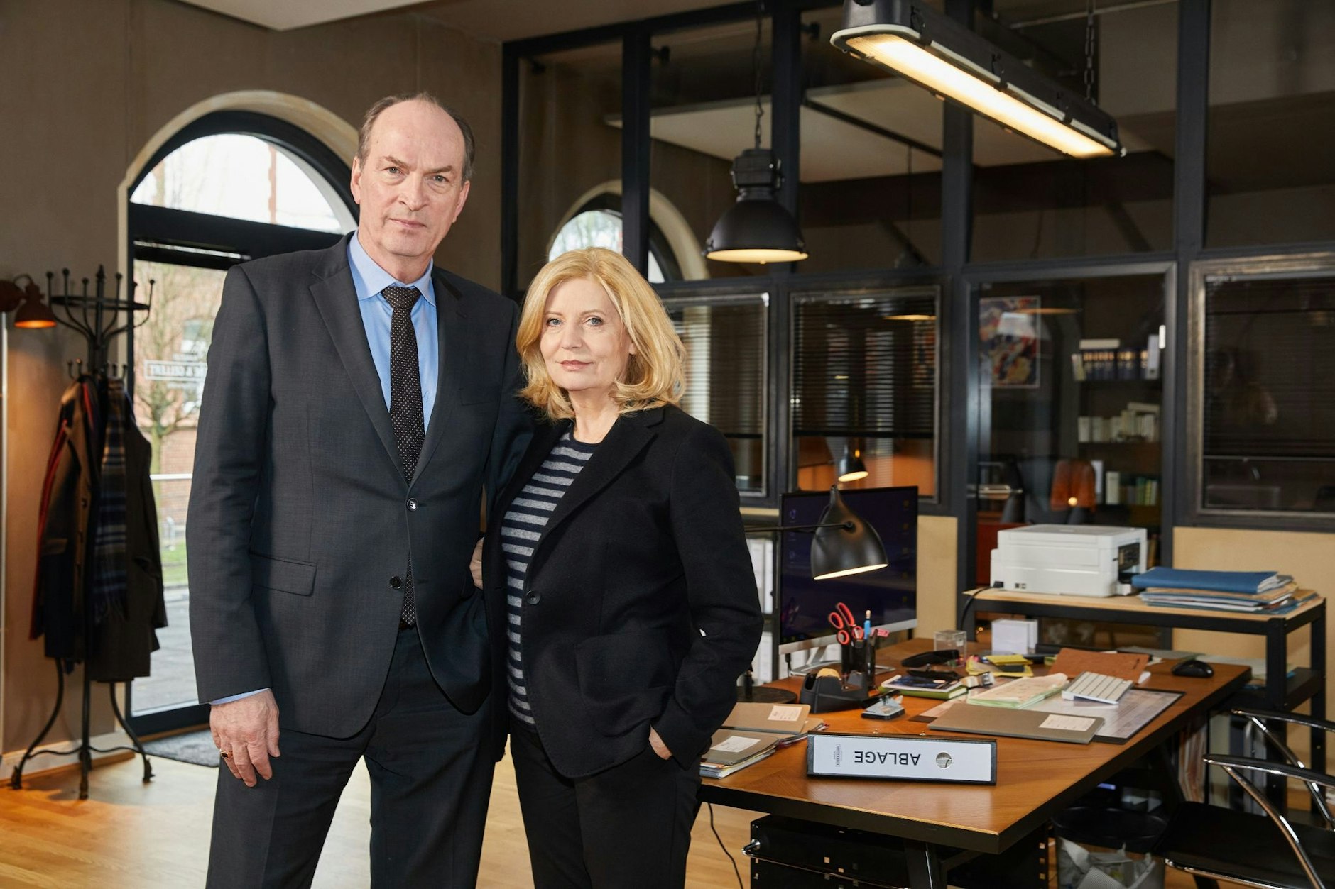 Herbert Knaup und Sabine Postel am Set der TV-Anwaltsserie „Die Kanzlei“. 