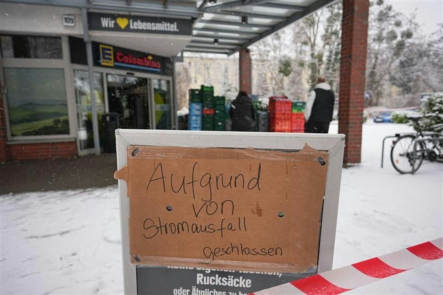 „Wegen Stromausfall geschlossen“ - In den Geschäften der betroffenen Gebiete geht gar nichts.