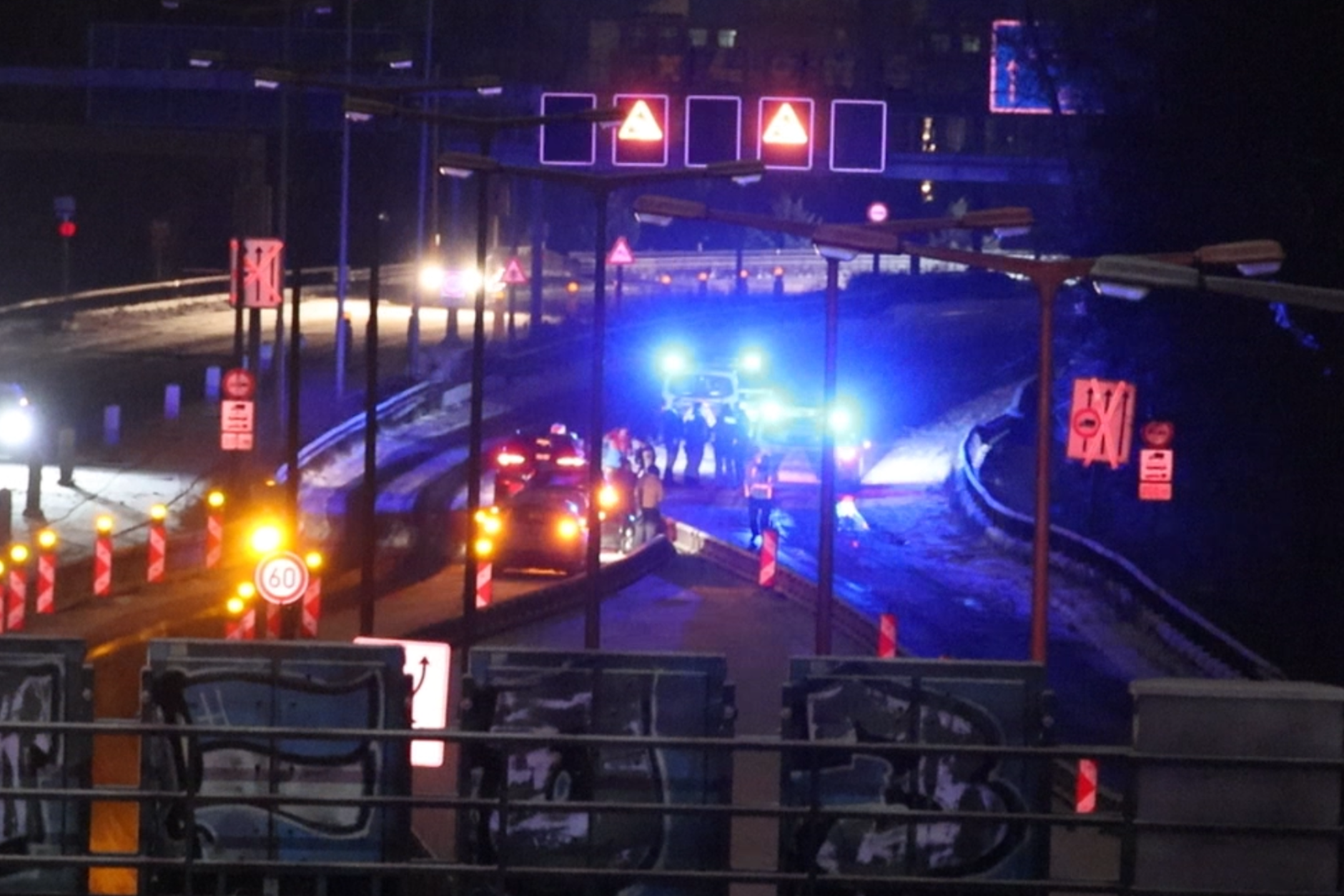 Auf der A100 Höhe Spandauer Damm kam es zu einem Verkehrsunfall mit mehreren PKWs.