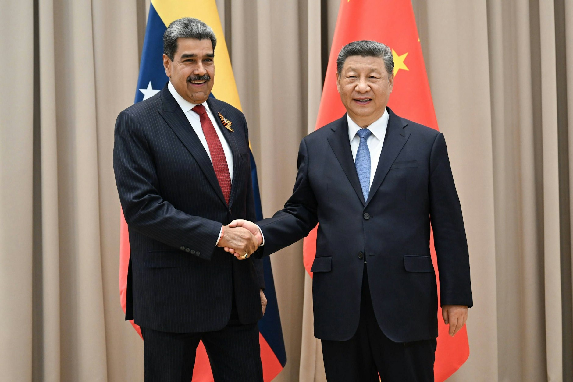 Chinas Präsident Xi Jinping trifft Venezuelas Präsident Nicolás Maduro am Rande der Feierlichkeiten zum 80. Jahrestag des Sieges im Zweiten Weltkrieg in Moskau.