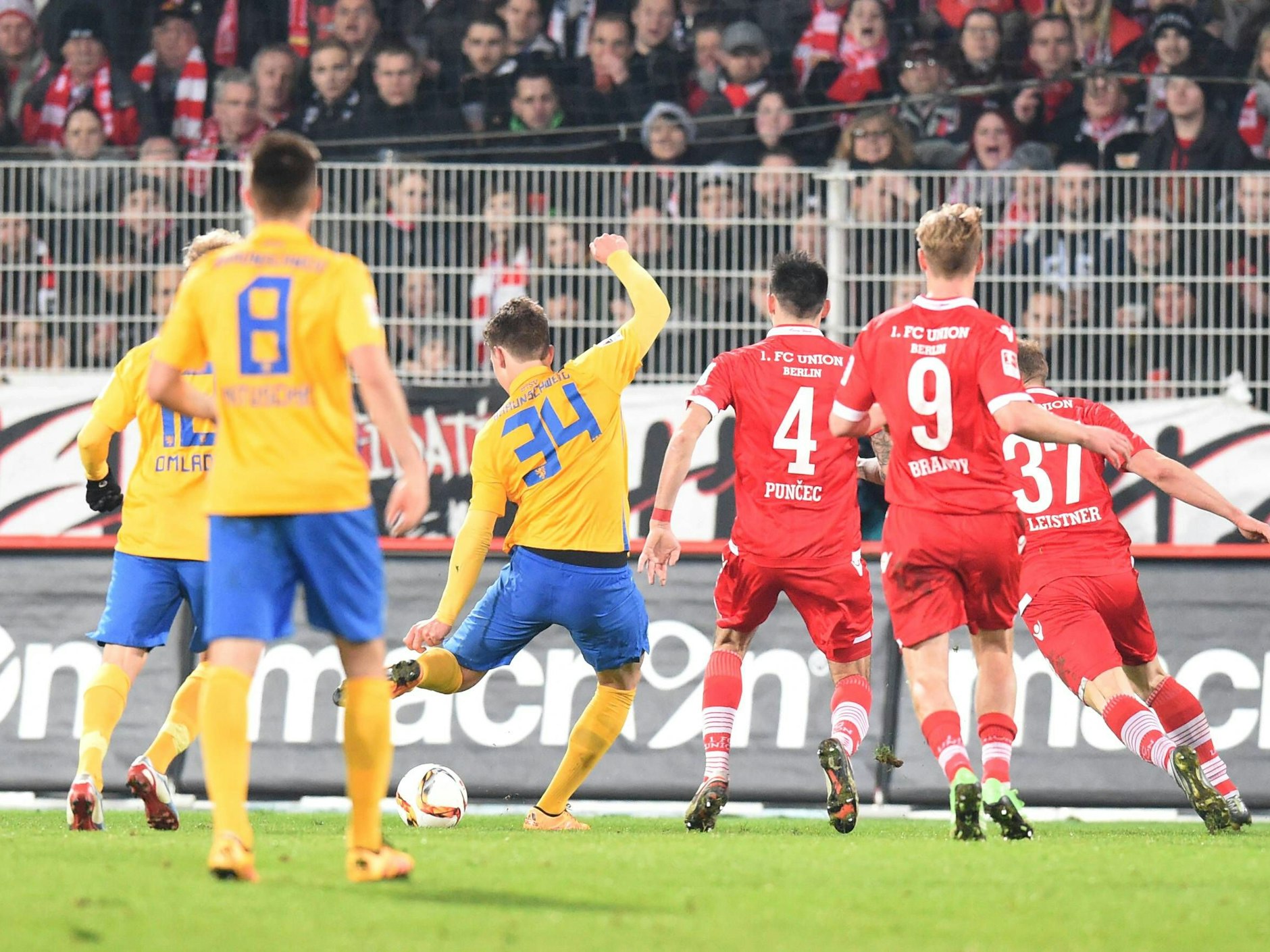 In der Zweitliga- Saison 2015/16 schoss Phillip Tietz (Rückennummer 34) sein erstes Profi-Tor für Eintracht Braunschweig - gegen den 1. FC Union.