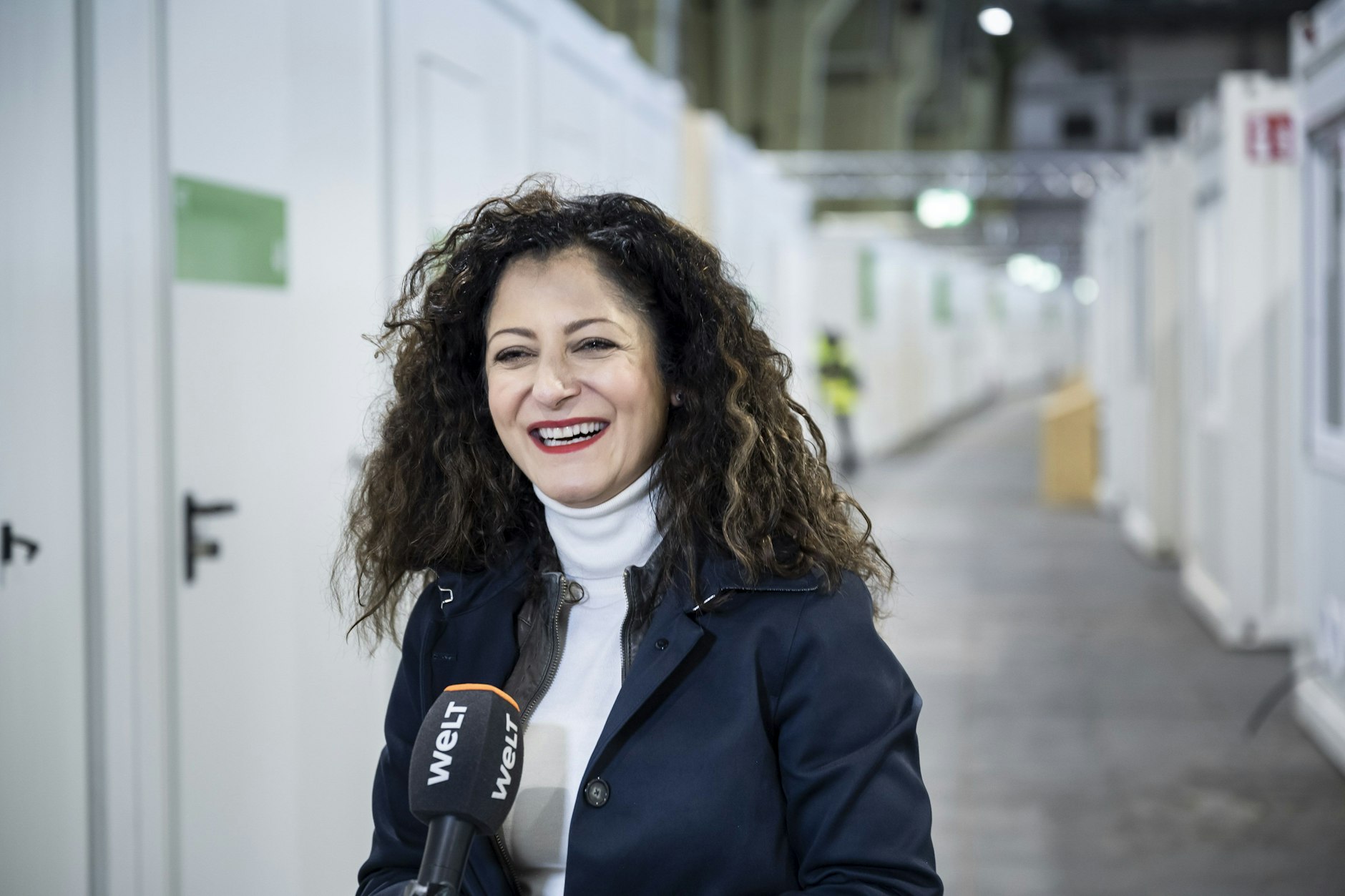 Cansel Kiziltepe schaute sich 2023 in der Unterkunft am Flughafen Tempelhof um.