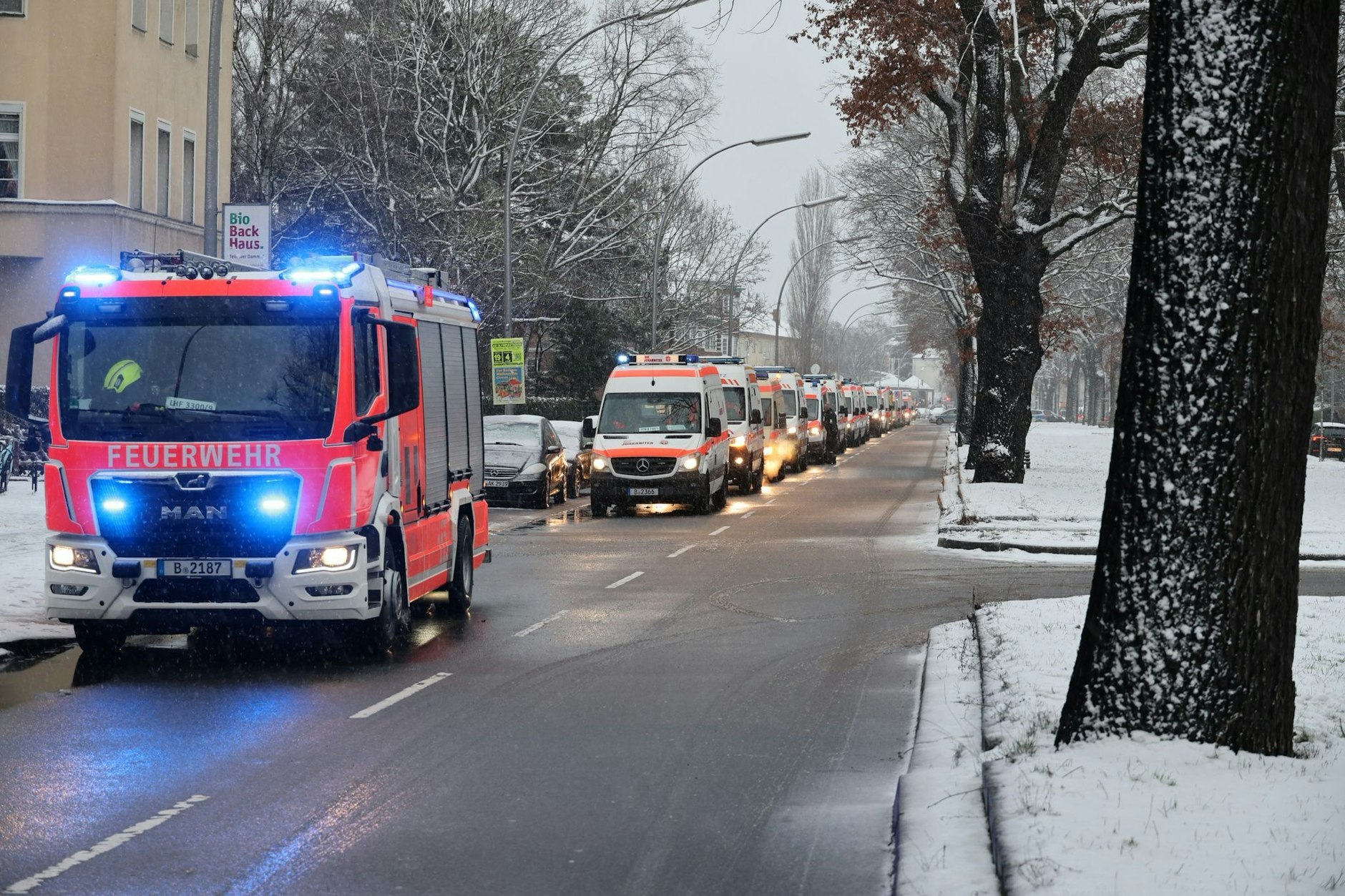 Nach einem vermutlichen Anschlag auf eine Kabelbrücke am Heizkraftwerk Lichterfelde sind Rettungsdienste im Dauereinsatz. Feuerwehr und Hilfsorganisationen sind zur Zeit mit rund 350  Einsatzkräften vor Ort.