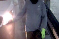 Einer der mutmaßlichen Täter trägt grüne Handschuhe.