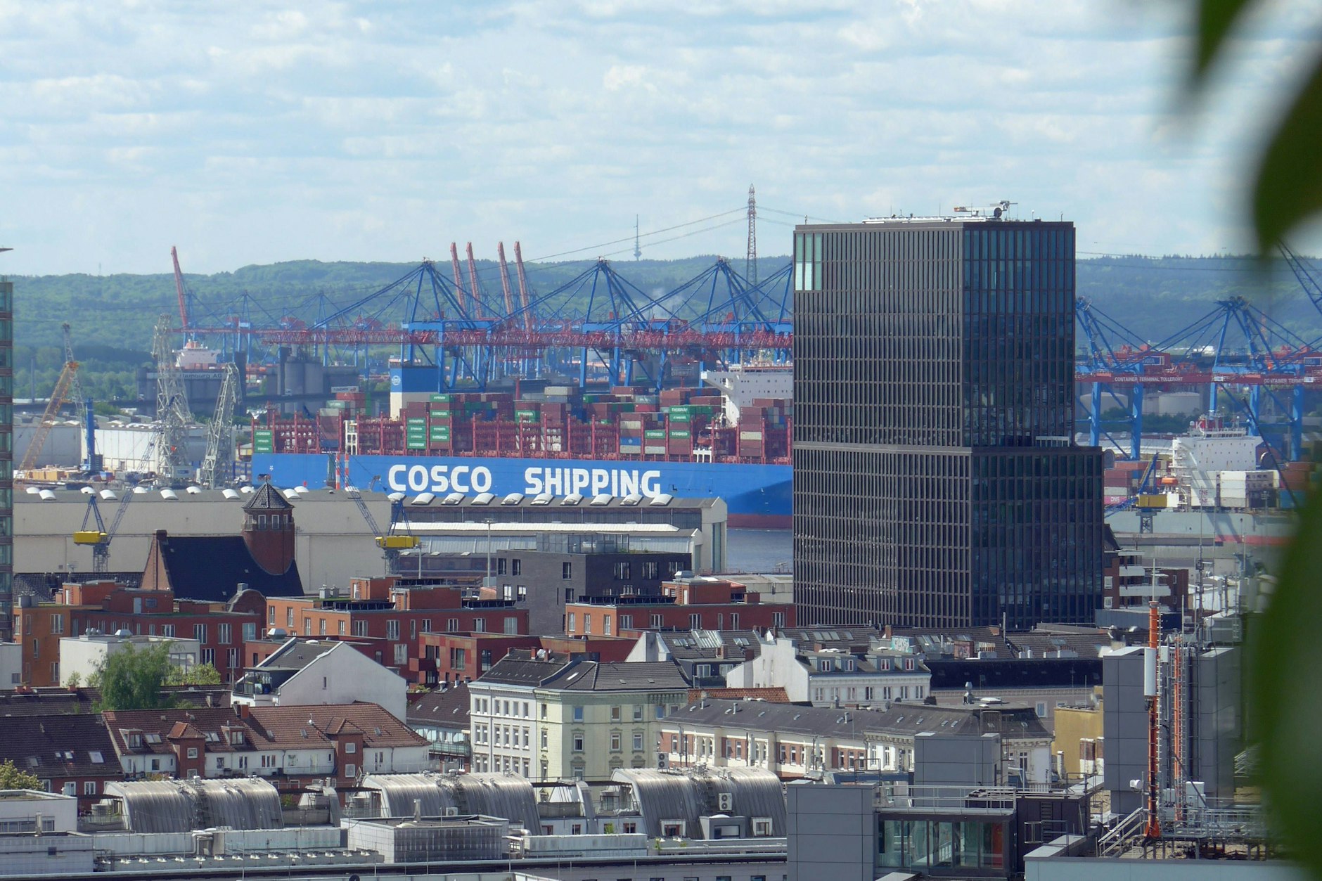 Blick auf Hafen in Hamburg und Cosco-Containerschiff.