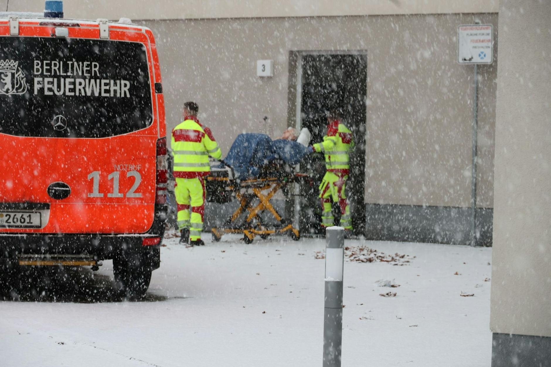 Rettungsdienste brachten Klinikpatienten und Bedürftige in andere Berliner Stadtgebiete.