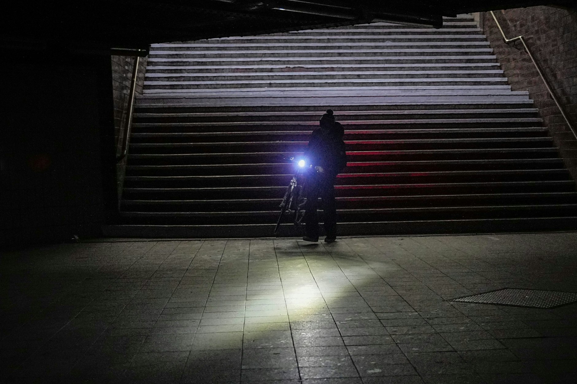 Ein Mann geht mit seinem Fahrrad durch den Bahnhof Wannsee nach einem Stromausfall.