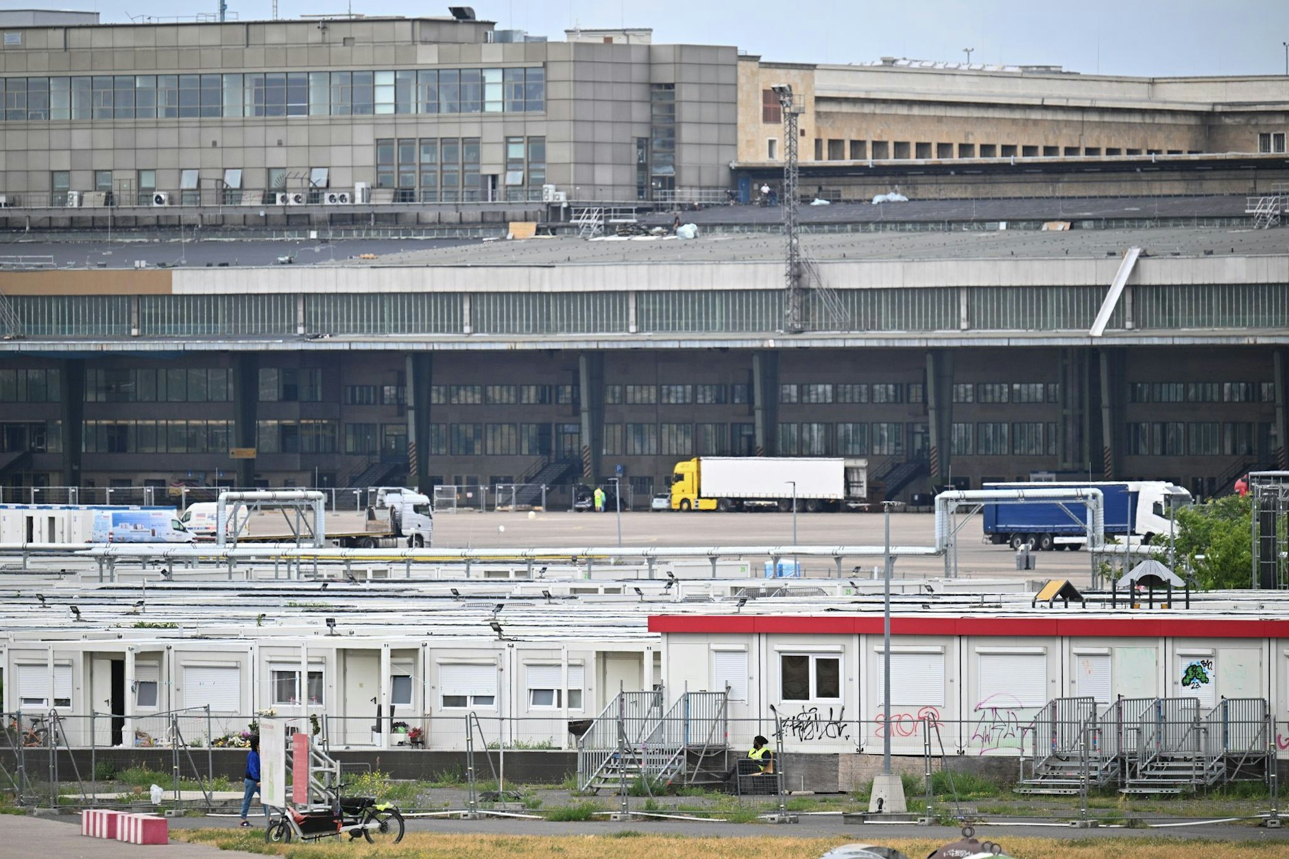 Auf dem Gelände des ehemaligen Flughafens Tempelhof sollen mehr Geflüchtete untergebracht werden.