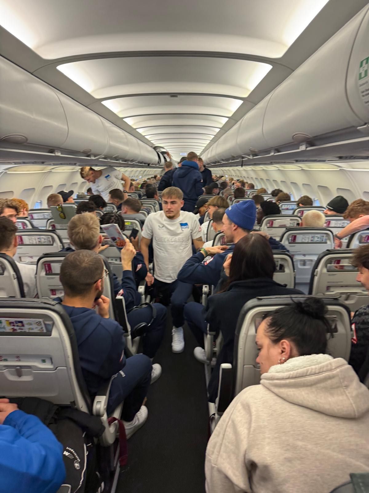 Schneechaos am BER, Hertha wartet 7 Stunden auf Portugal-Flug