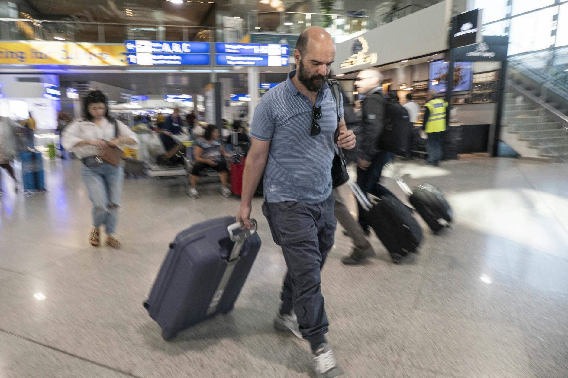 Passagiere auf dem internationalen Flughafen Athen-Eleftherios-Venizelos