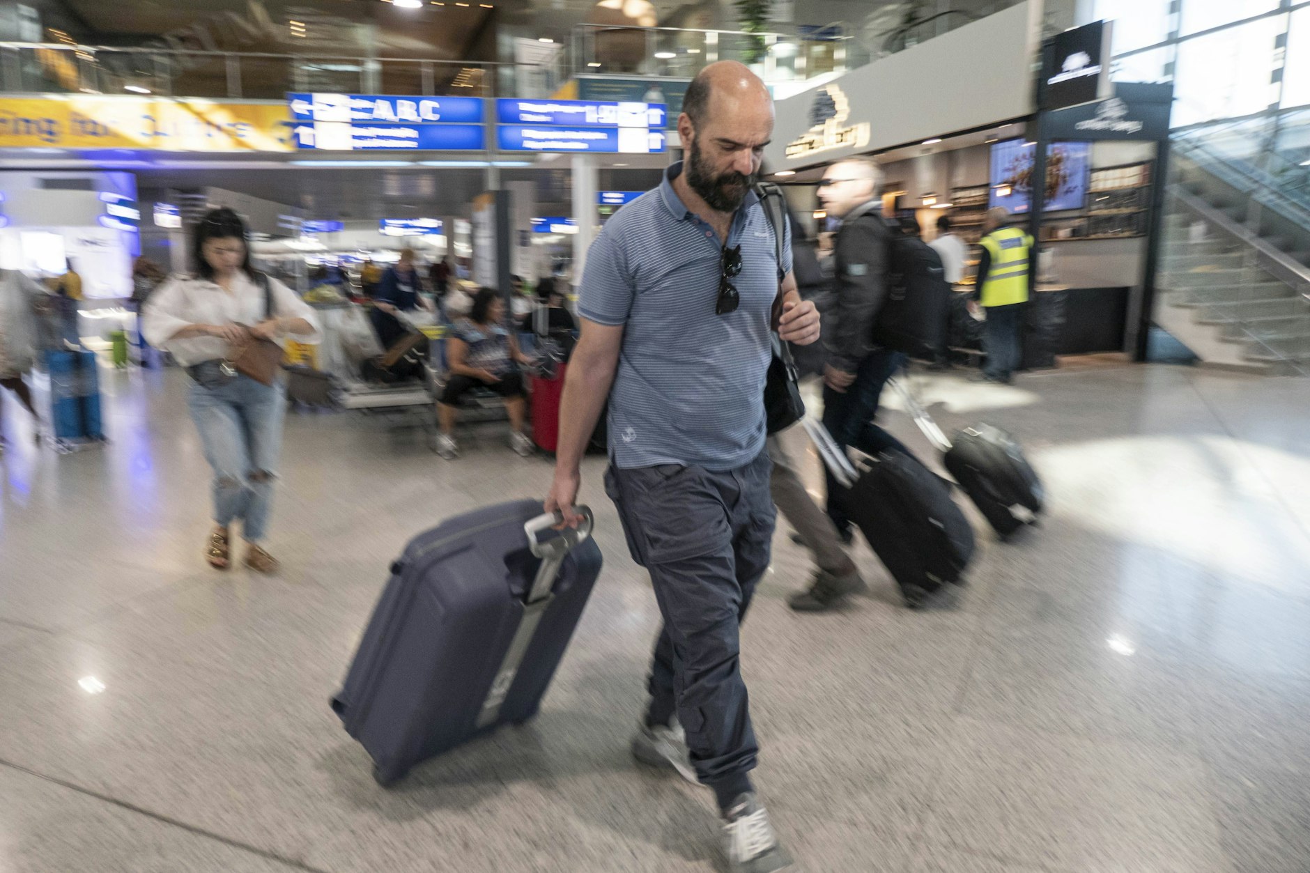 Passagiere auf dem internationalen Flughafen Athen-Eleftherios-Venizelos