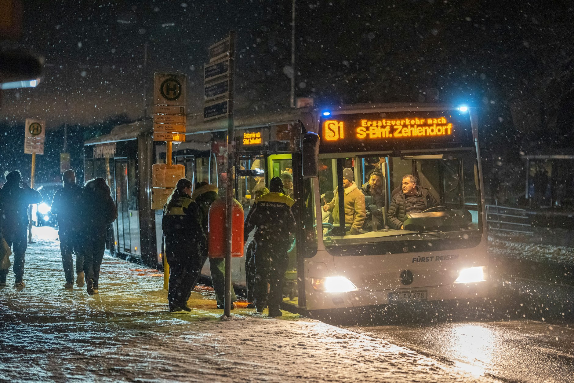 Der S-Bahn-Verkehr auf der Linie S1 ist unterbrochen. Am Bahnhof Wannsee fahren Busse als Ersatzverkehr.