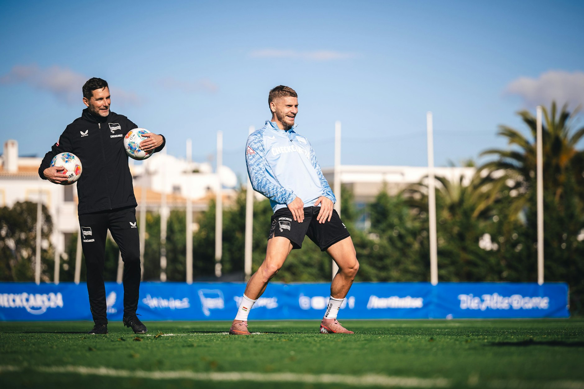 Gute Laune bei Sonnenschein: Hertha-Trainer Stefan Leitl und Verteidiger Marton Dardai im Trainingscamp an der Algarve.