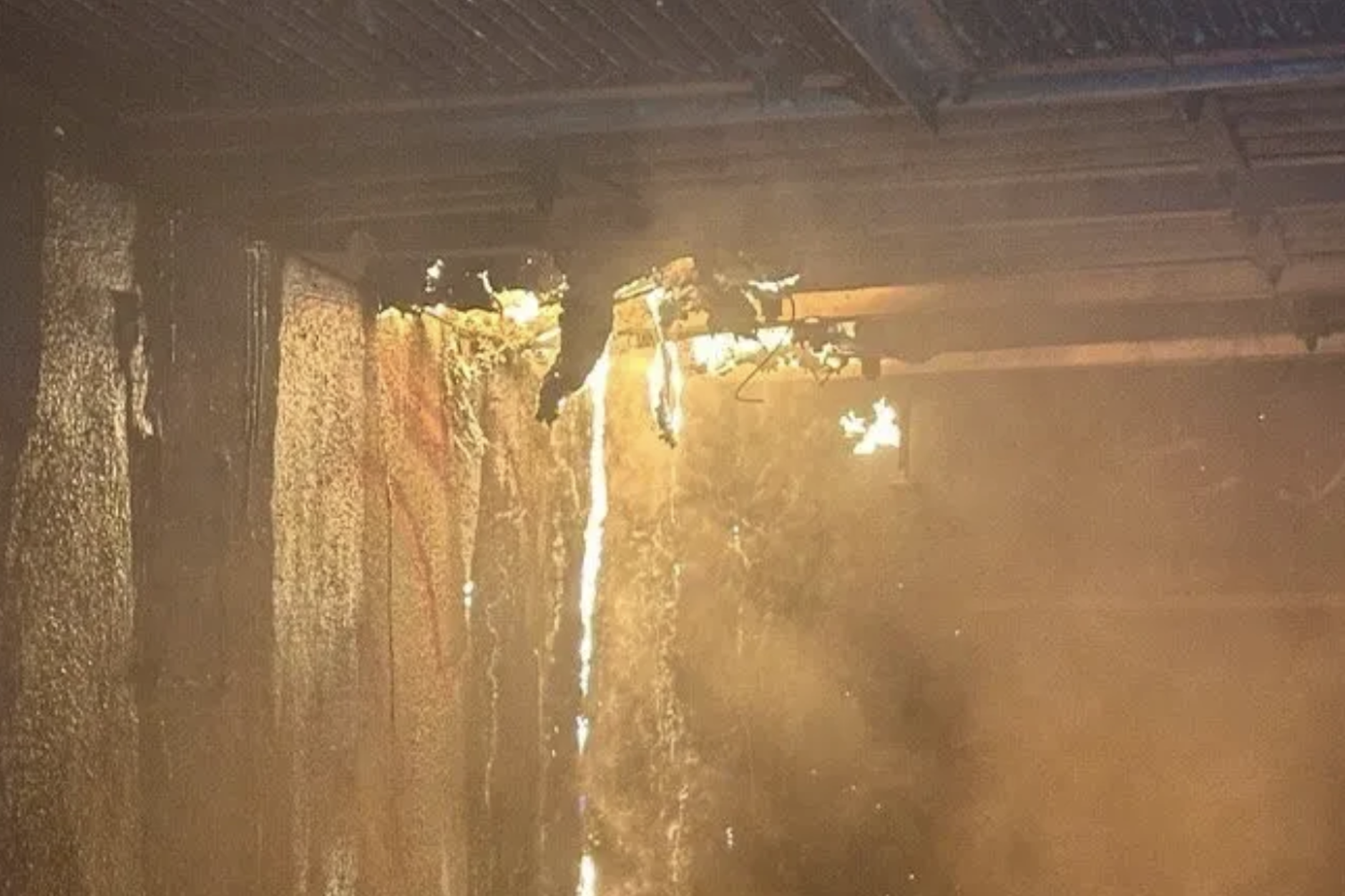 Das ist eines der brennenden Stromkabel nach dem Angriff.