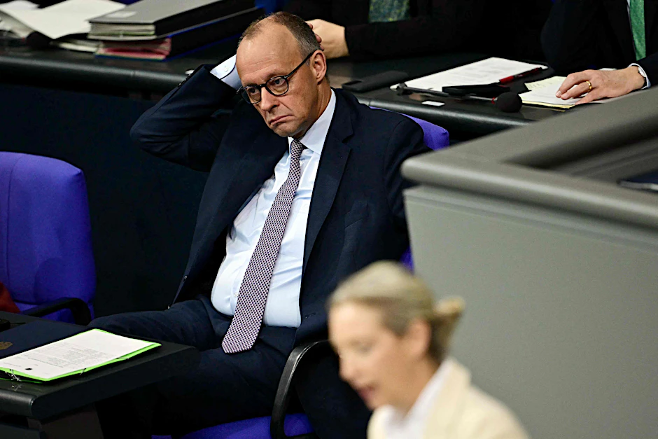 Friedrich Merz im Bundestag während einer Rede von Alice Weidel