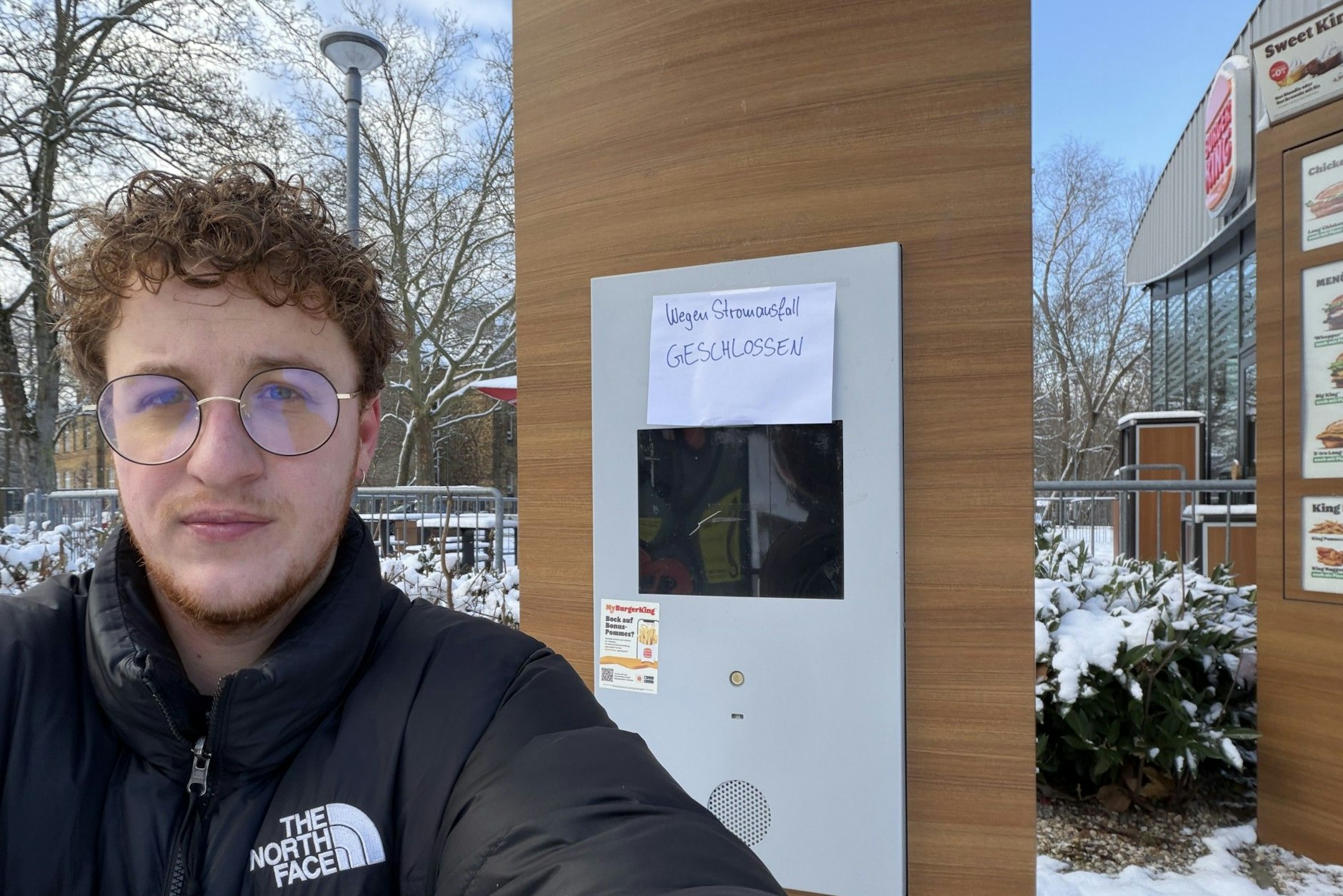 KURIER-Redakteur Tobias Esters vor der Geschlossenen Burger King Filiale in Berlin Lichterfelde. 
