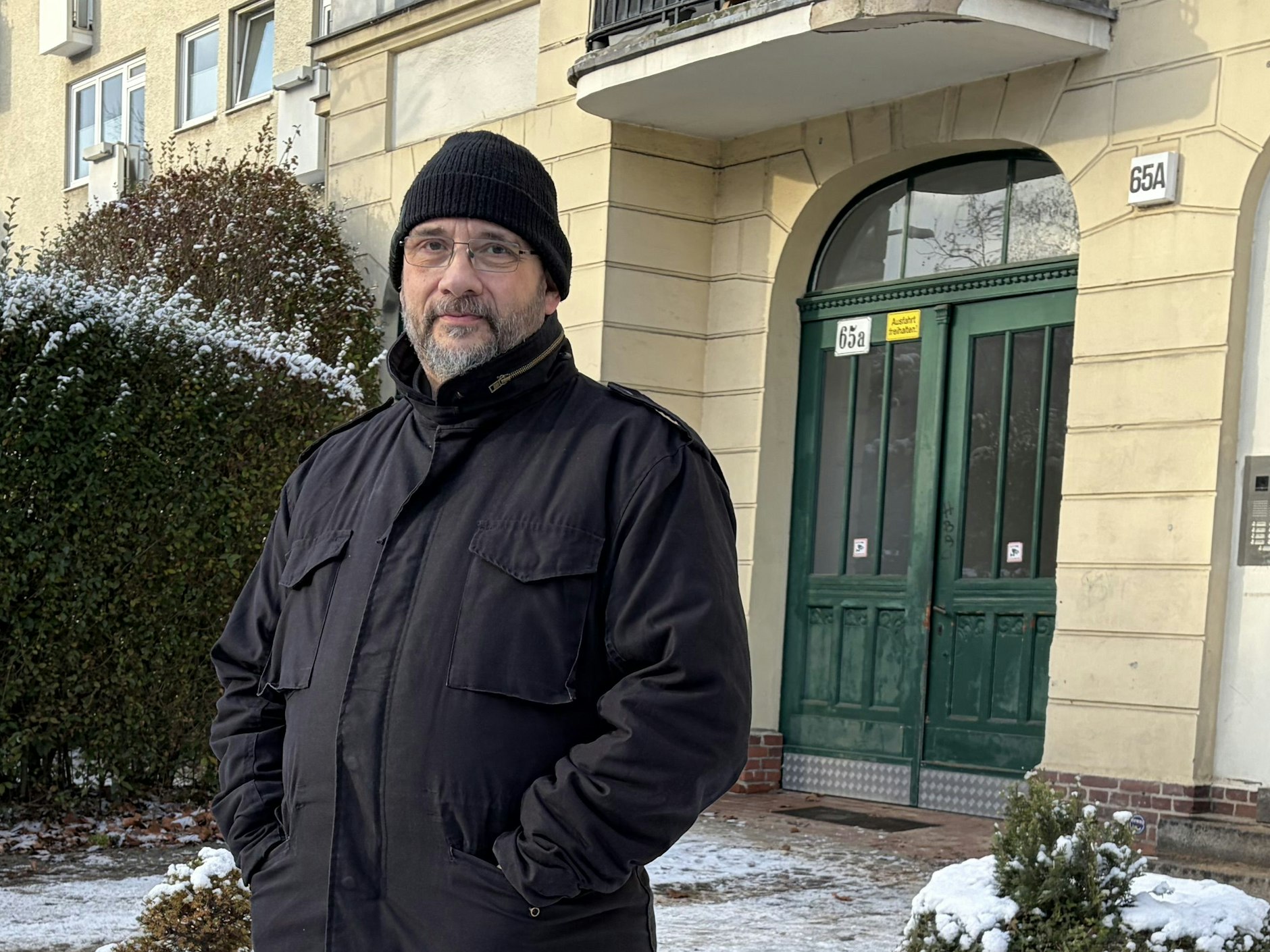 Dirk K. (57) heizt seine Wohnung mit einer Petroleumlampe.