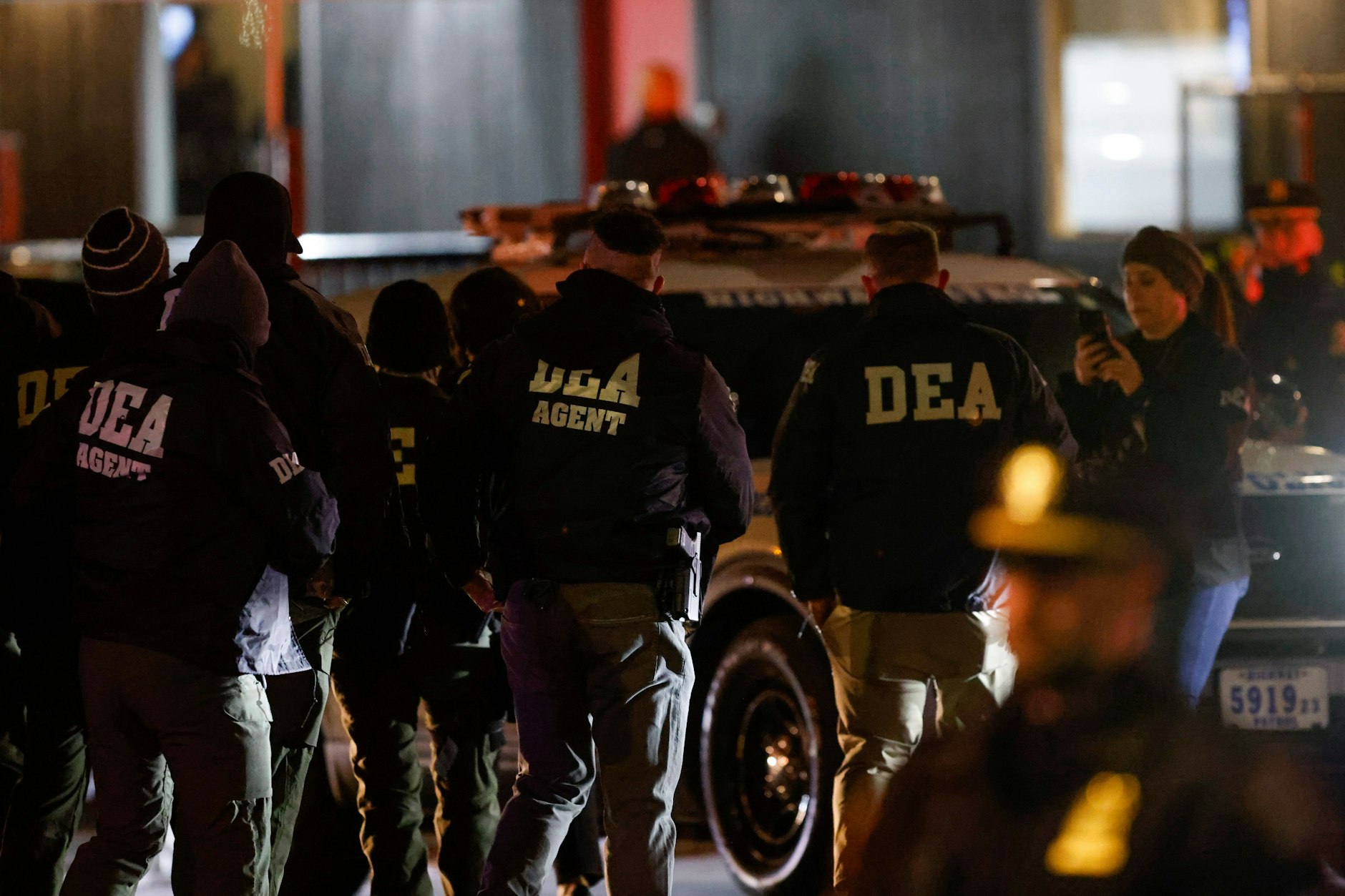 Agenten der Drug Enforcement Administration (Drogenbekämpfungsbehörde DEA) holen den gefangenen venezolanischen Präsidenten Maduro am West 30th Street Heliport in New York ab. 