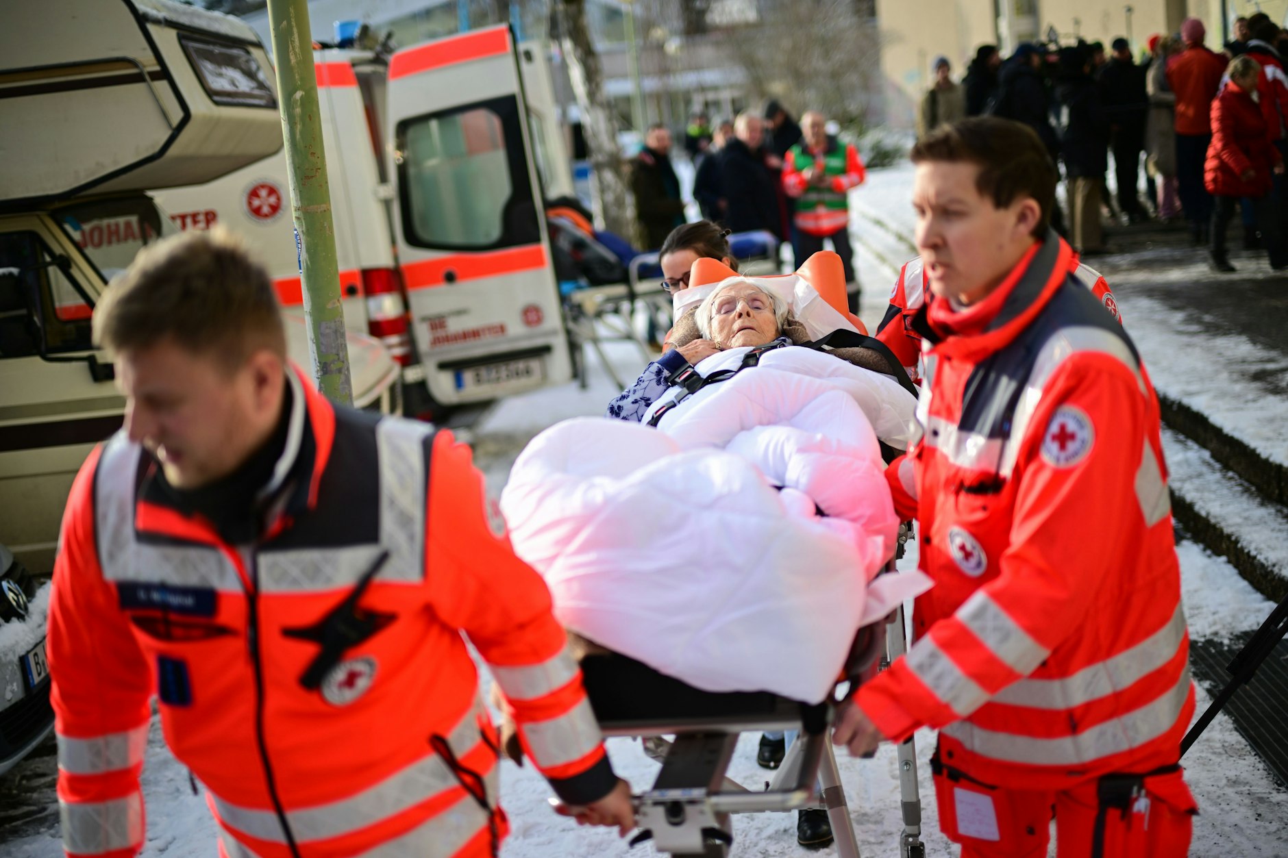 Ingeborg aus Lichterfelde wird während eines Stromausfalls im Südwesten Berlins aus einer Notunterkunft abgeholt. 