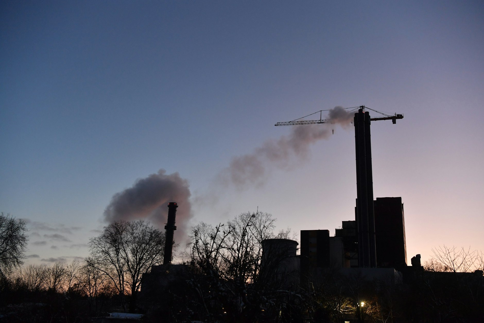04.01.2026, Berlin: Das Kraftwerk Lichterfelde ist als Silhouette zu erkennen. Nach dem Stromausfall im Südwesten Berlins sind weiterhin Tausende Menschen ohne Strom.