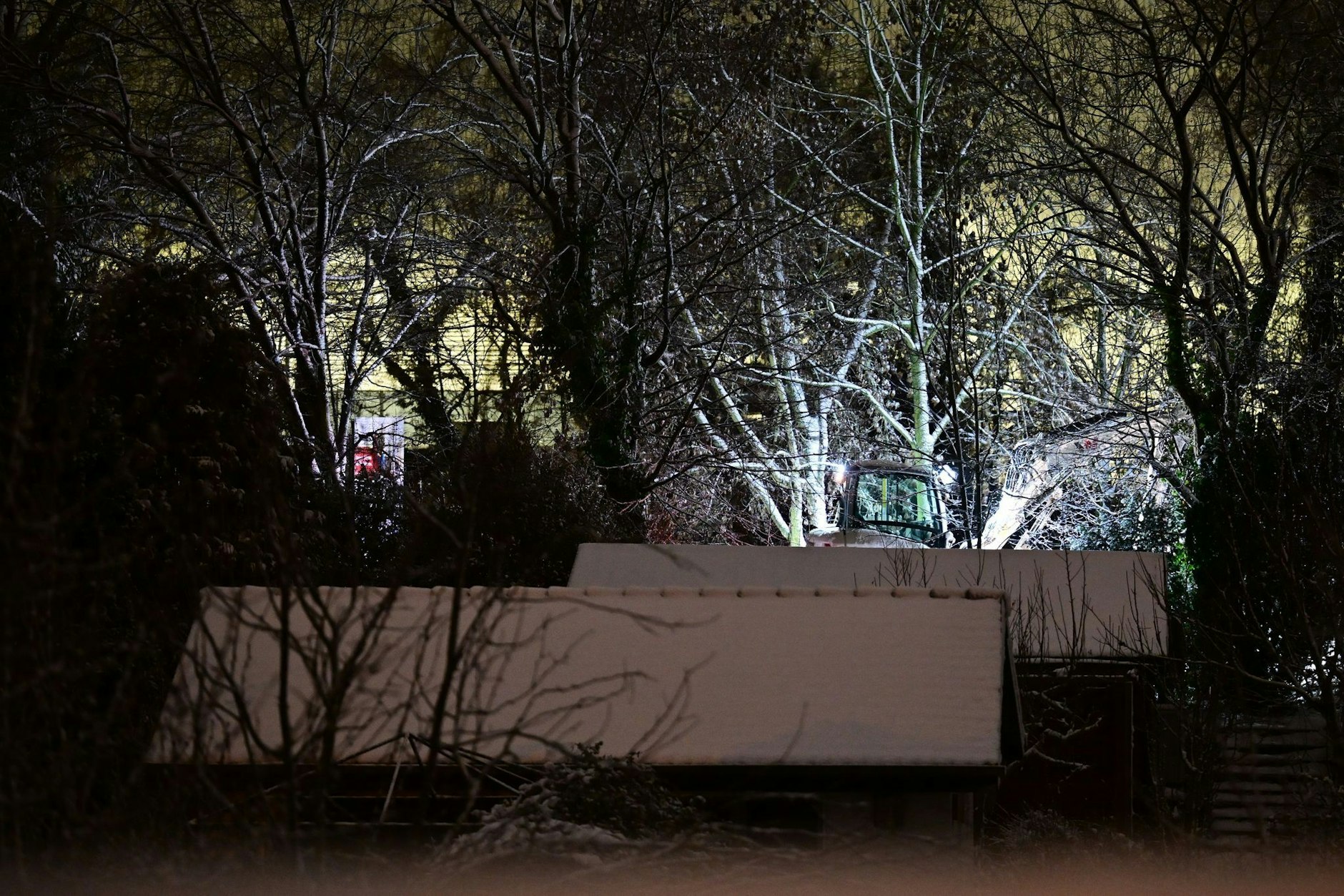 Die Stelle, an der eine Kabelbrücke gebrannt hat.