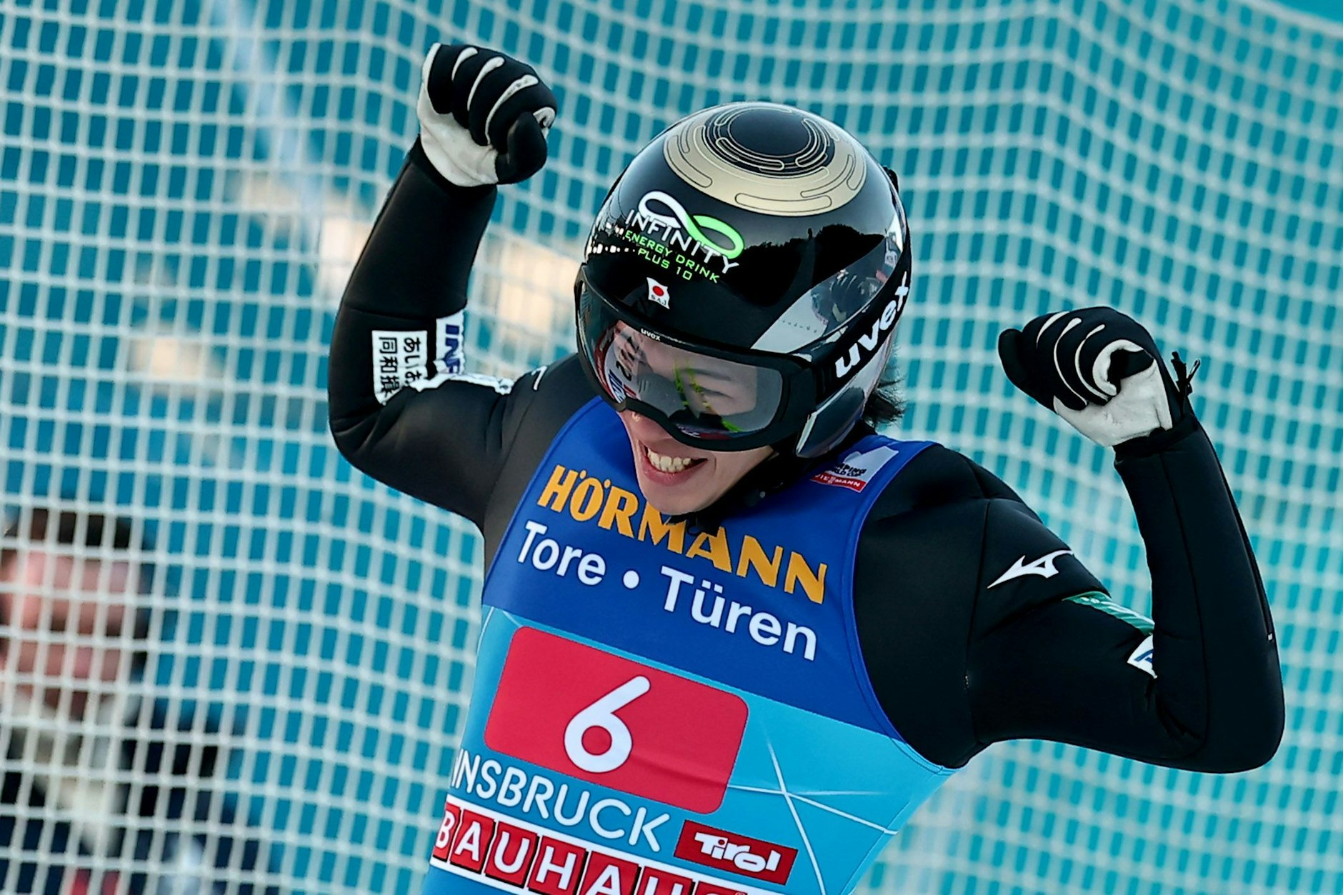 Ren Nikaido jubelt nach seinem Sieg beim dritten Springen der Vierschanzentournee.