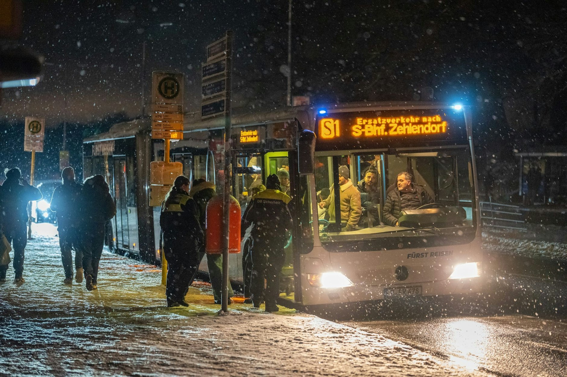 Der S-Bahn-Verkehr auf der Linie S1 am Bahnhof Wannsee wurde nach dem Stromausfall eingestellt, Busse fahren als Ersatzverkehr.