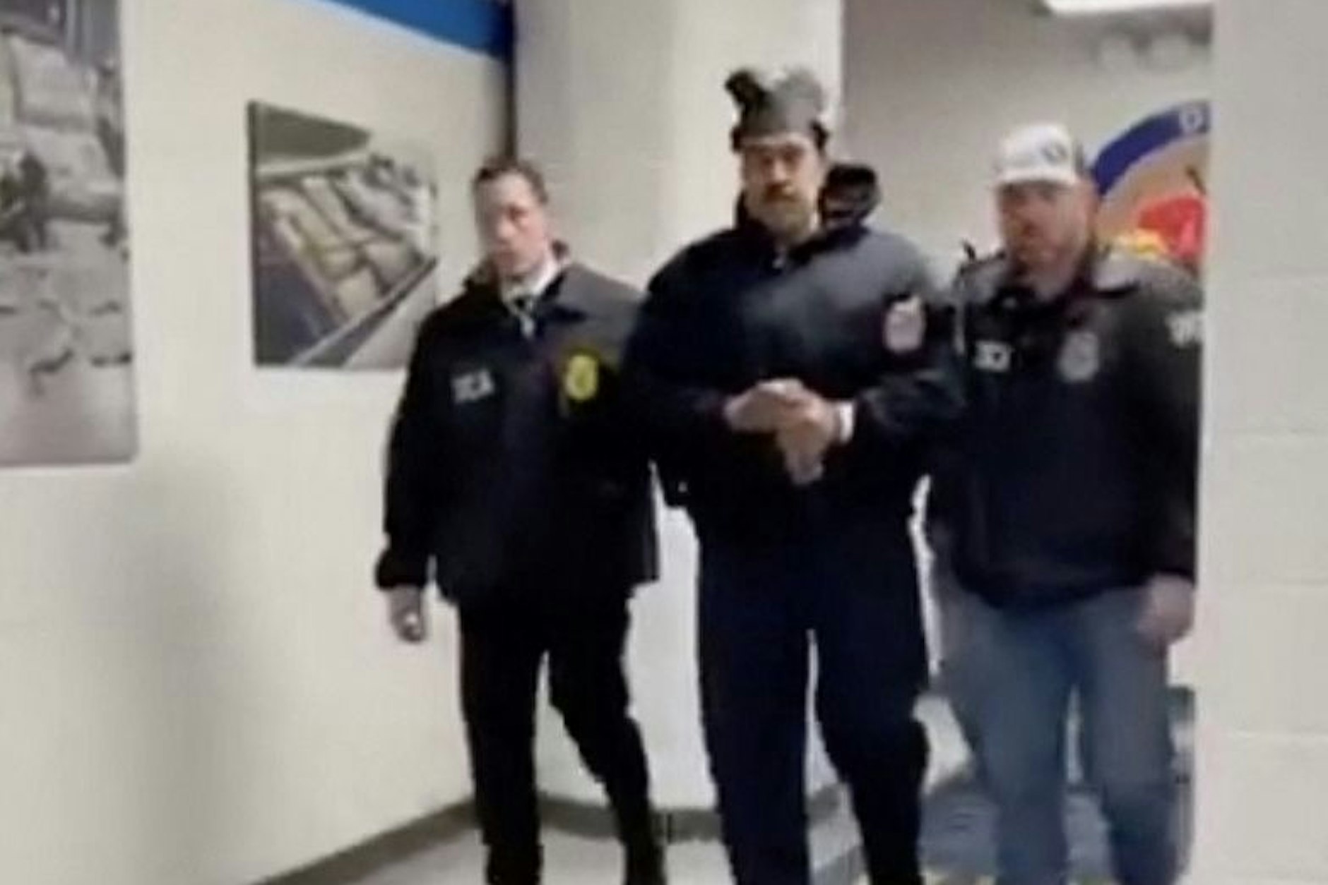 Nicolás Maduro wird am 3. Januar 2026 in den Räumen der US-Antidrogenbehörde DEA in Manhattan von Beamten eskortiert. Das Bild stammt aus einem vom Weißen Haus veröffentlichten Video.