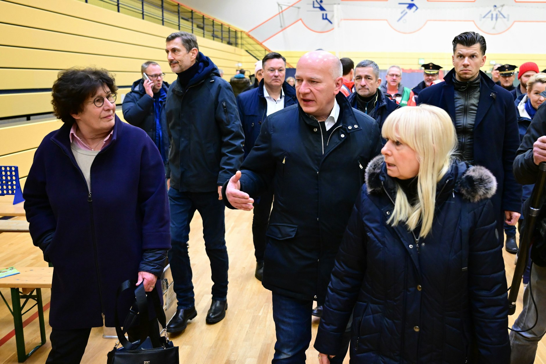 Kai Wegner (CDU, Mitte), Regierender Bürgermeister von Berlin, und Iris Spranger (SPD, r.), Berliner Senatorin für Inneres und Sport, besuchten am Sonntagvormittag eine Notunterkunft im Südwesten Berlins.