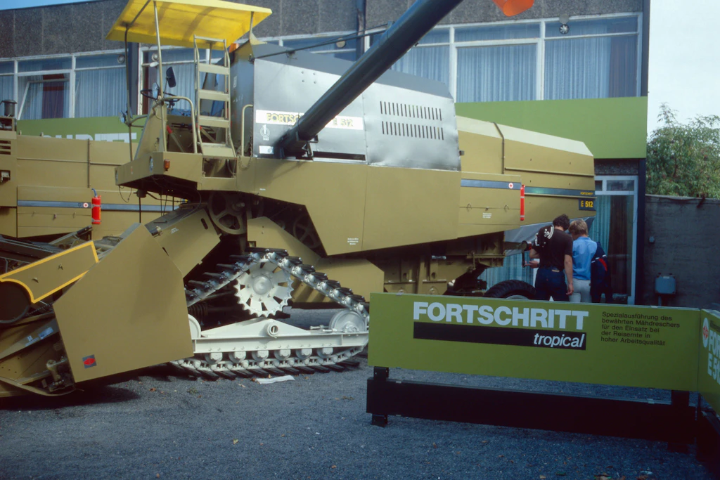 Ein neues Mähdrescher-Modell von Fortschritt Landmaschinen auf der Leipziger Herbstmesse in den Siebzigerjahren