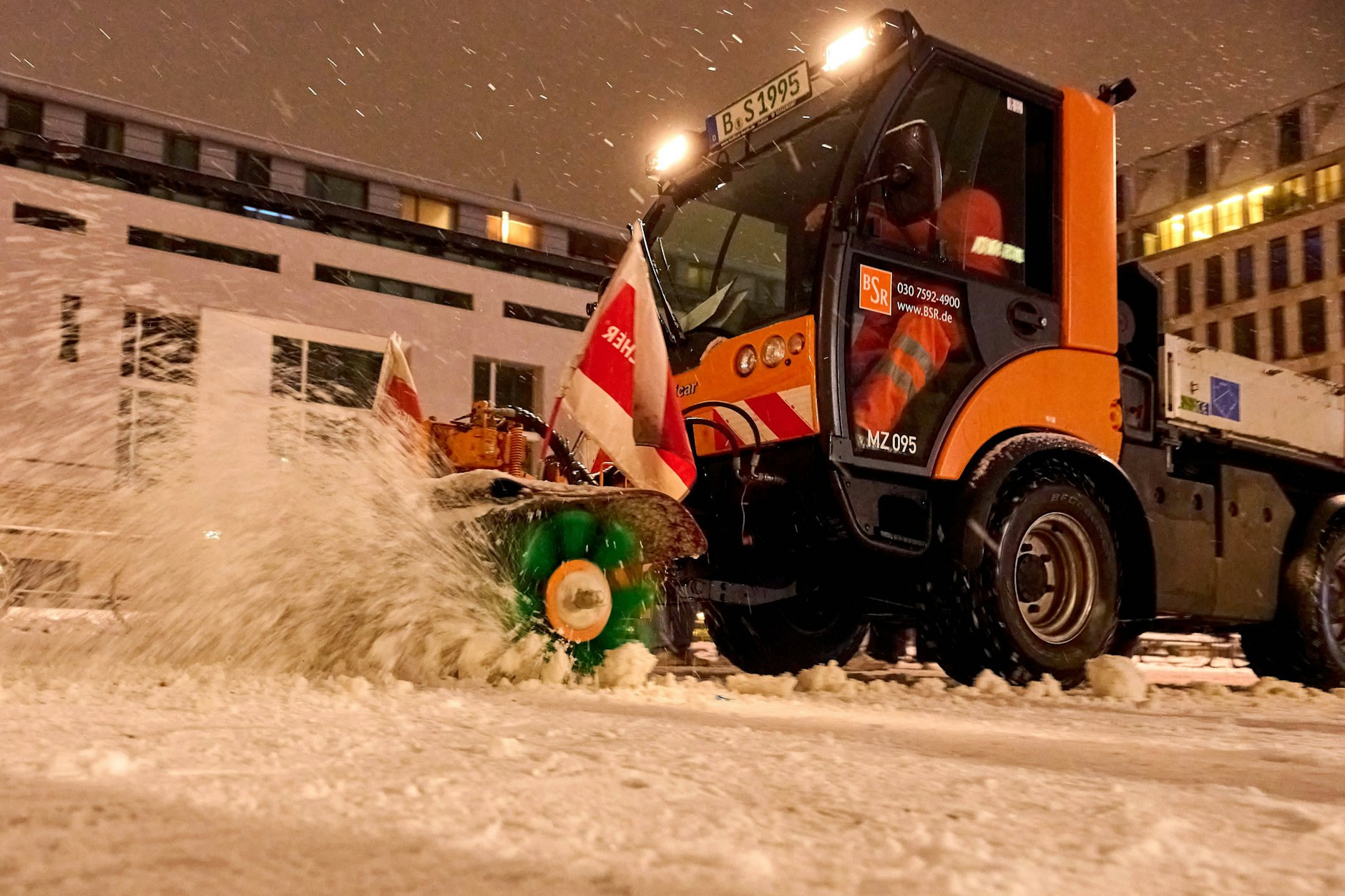 Die Berliner Stadtreinigung wird in der kommenden Woche wieder viel zu tun haben. Es sind weiterer Schneefall und Minustemperaturen angekündigt.