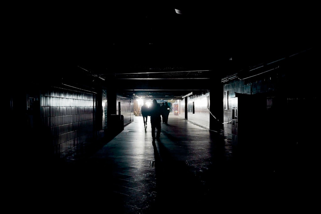 Geisterstadt Wannsee: Eine Wanderung durch die totale Finsternis