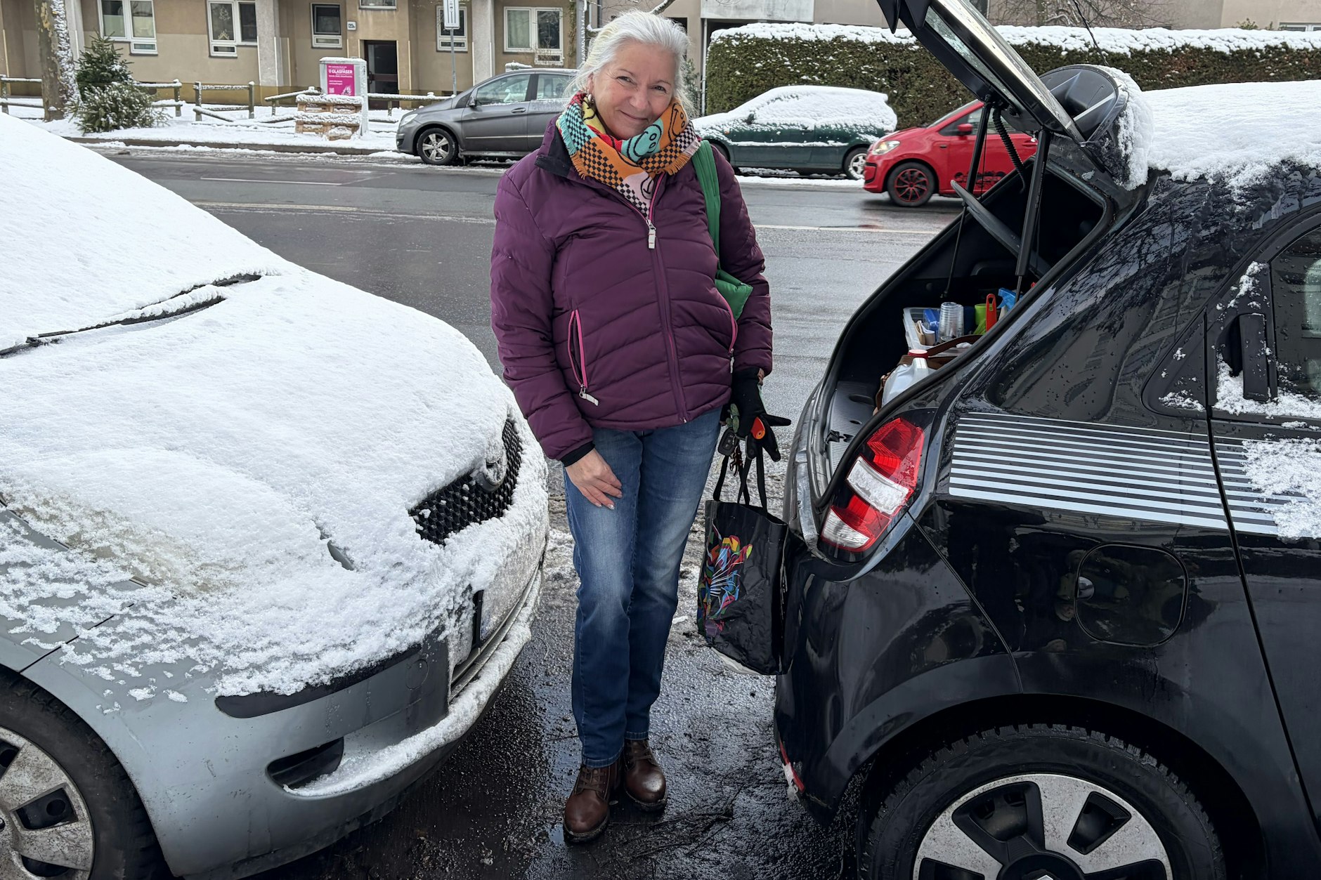 Sabine S. (65) auf dem Weg zum Seniorenheim in Lichterfelde. Auch dort fällt der Strom aus.