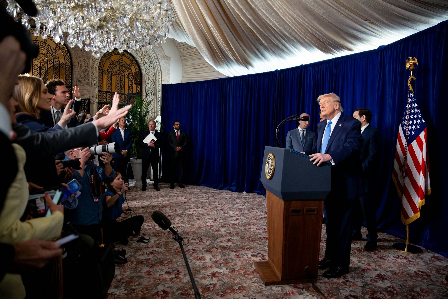 US-Präsident Donald Trump verkündete auf einer Pressekonferenz im Mar-a-Lago Club in Palm Beach, dass die USA die Führunf in Venezuela übernehmen wollen.