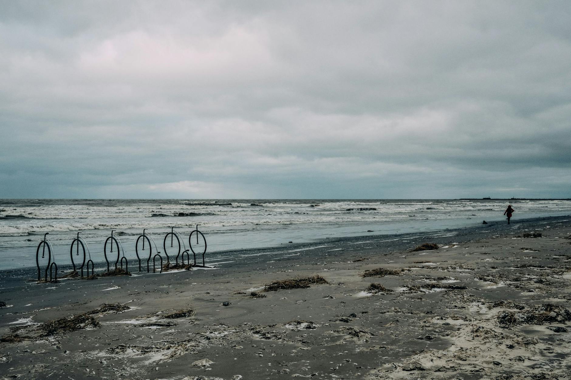 Ein Strand in Liepāja: Lettland meldet die Beschädigung eines Unterseekabels.