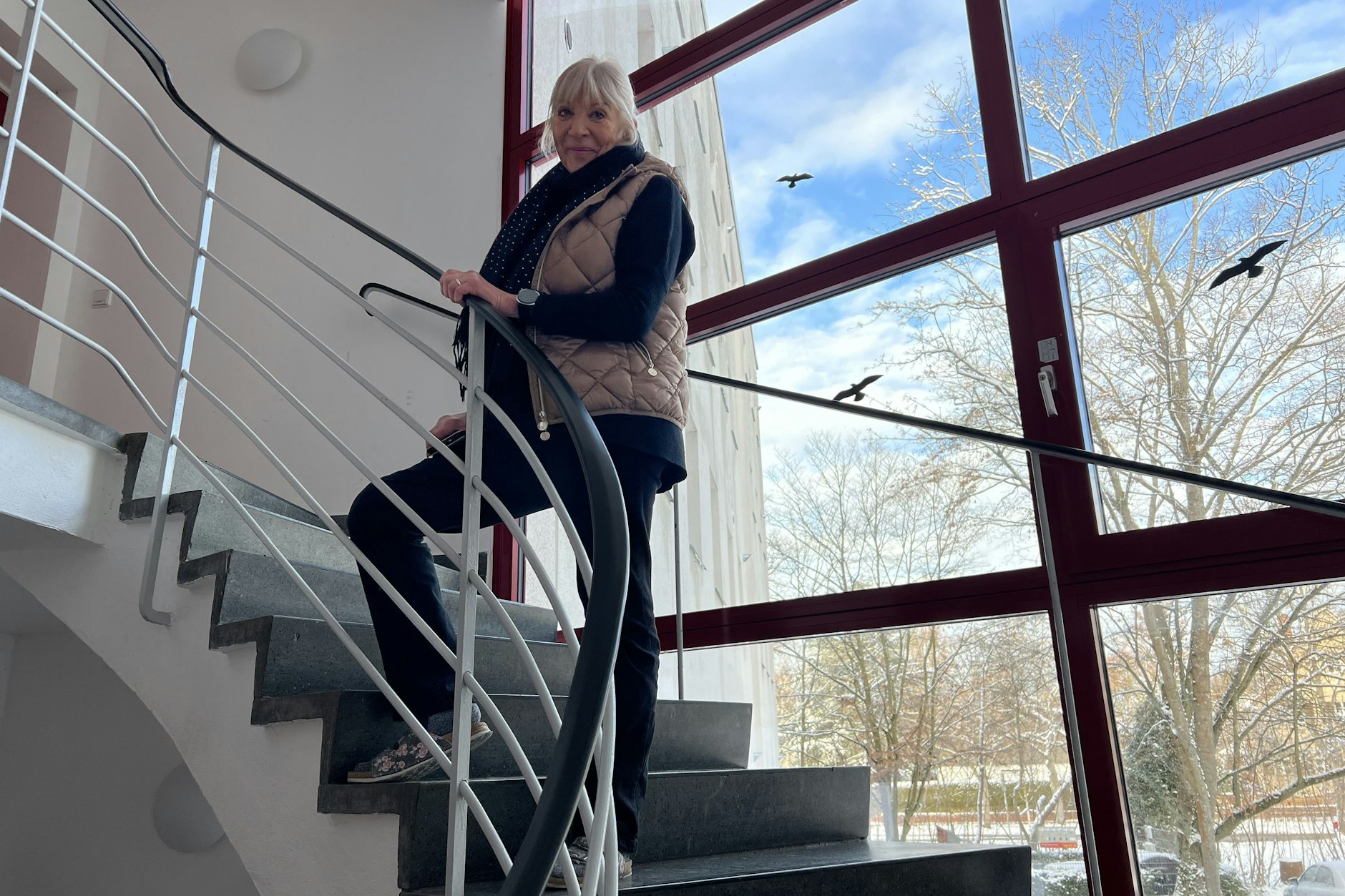 Angelika Flohr im Treppenhaus ihres Hauses in Zehlendorf.