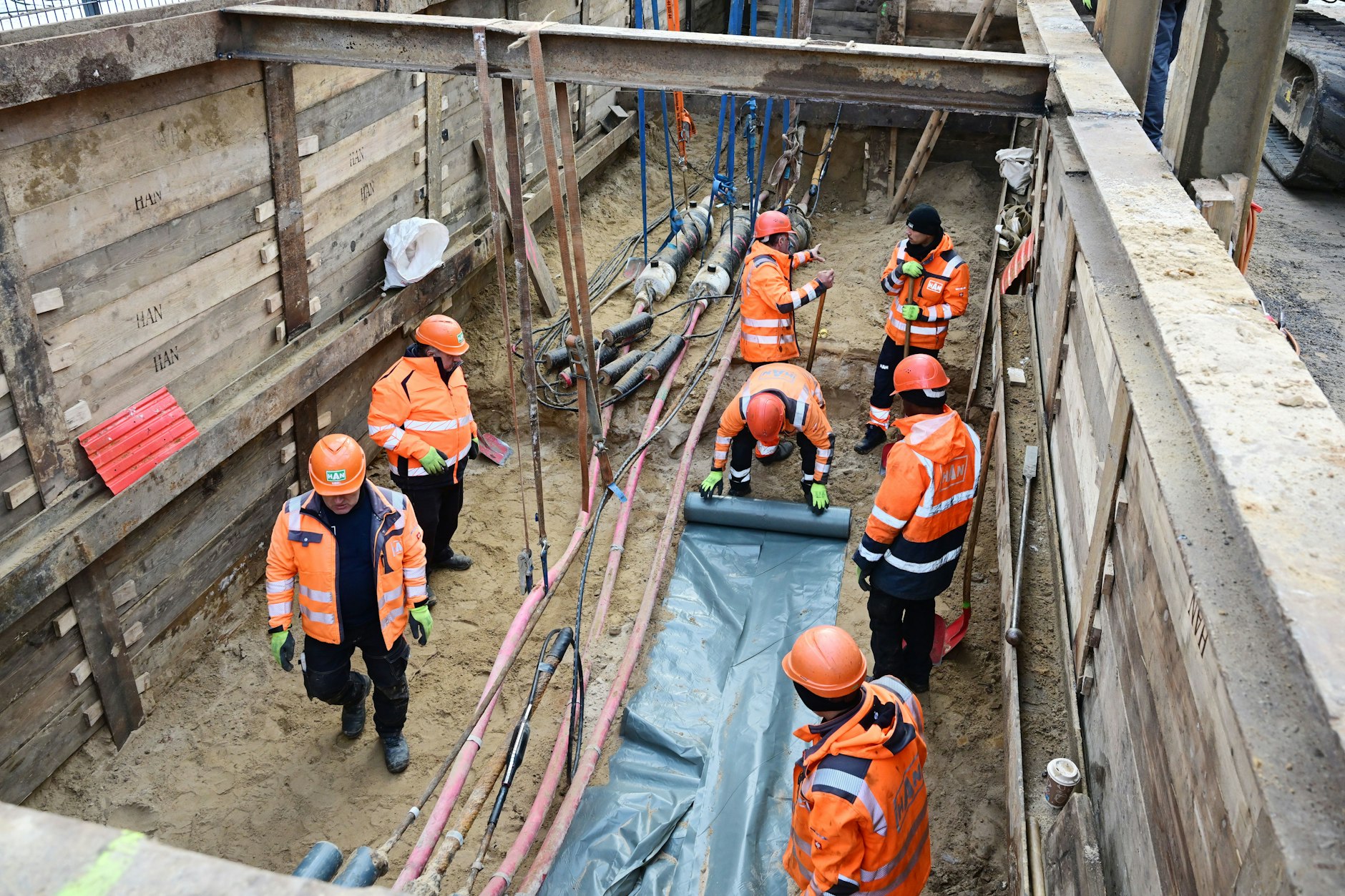 Bauarbeiten am Umspannwerk Argentinische Allee. Auch wenn der Strom wiederkommt, haben Mieter doch Schäden davongetragen.