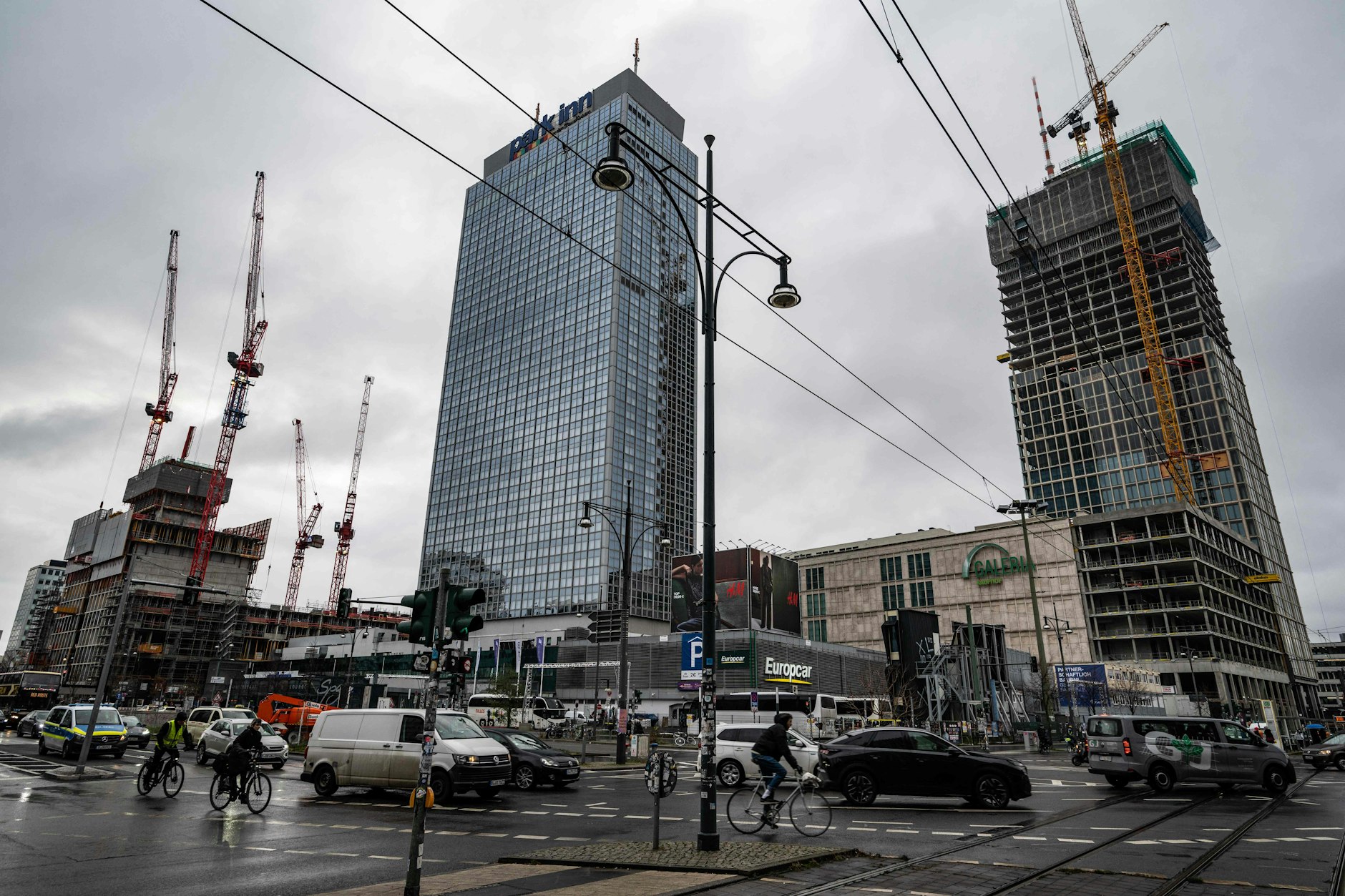 Auch das Hotel Park Inn by Radisson am Alexanderplatz nimmt an der Aktion teil und bietet Doppelzimmer für 70 Euro die Nacht an.