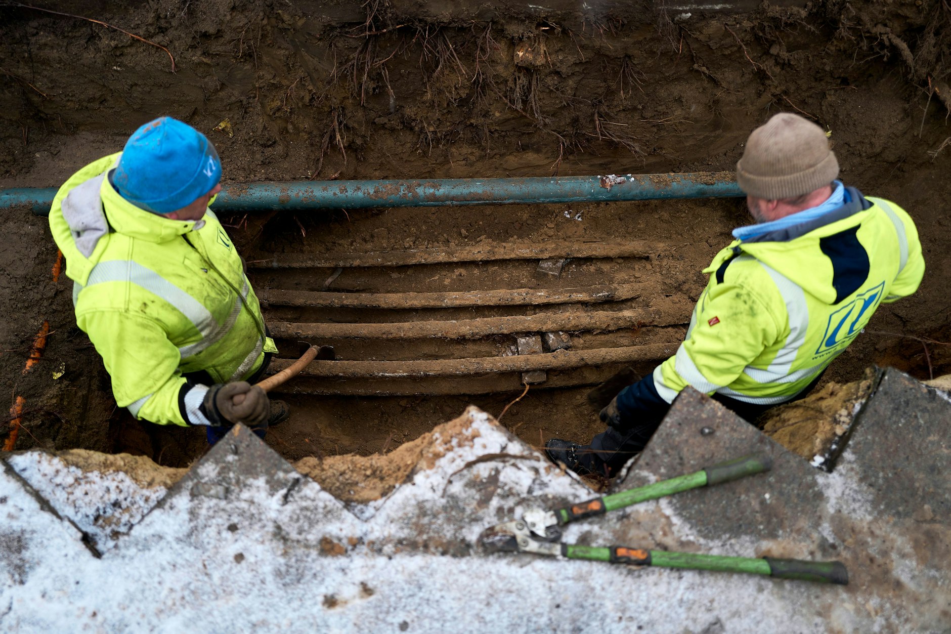 Techniker von Stromnetz Berlin arbeiten im Tiefbau an beschädigten Stromkabeln.