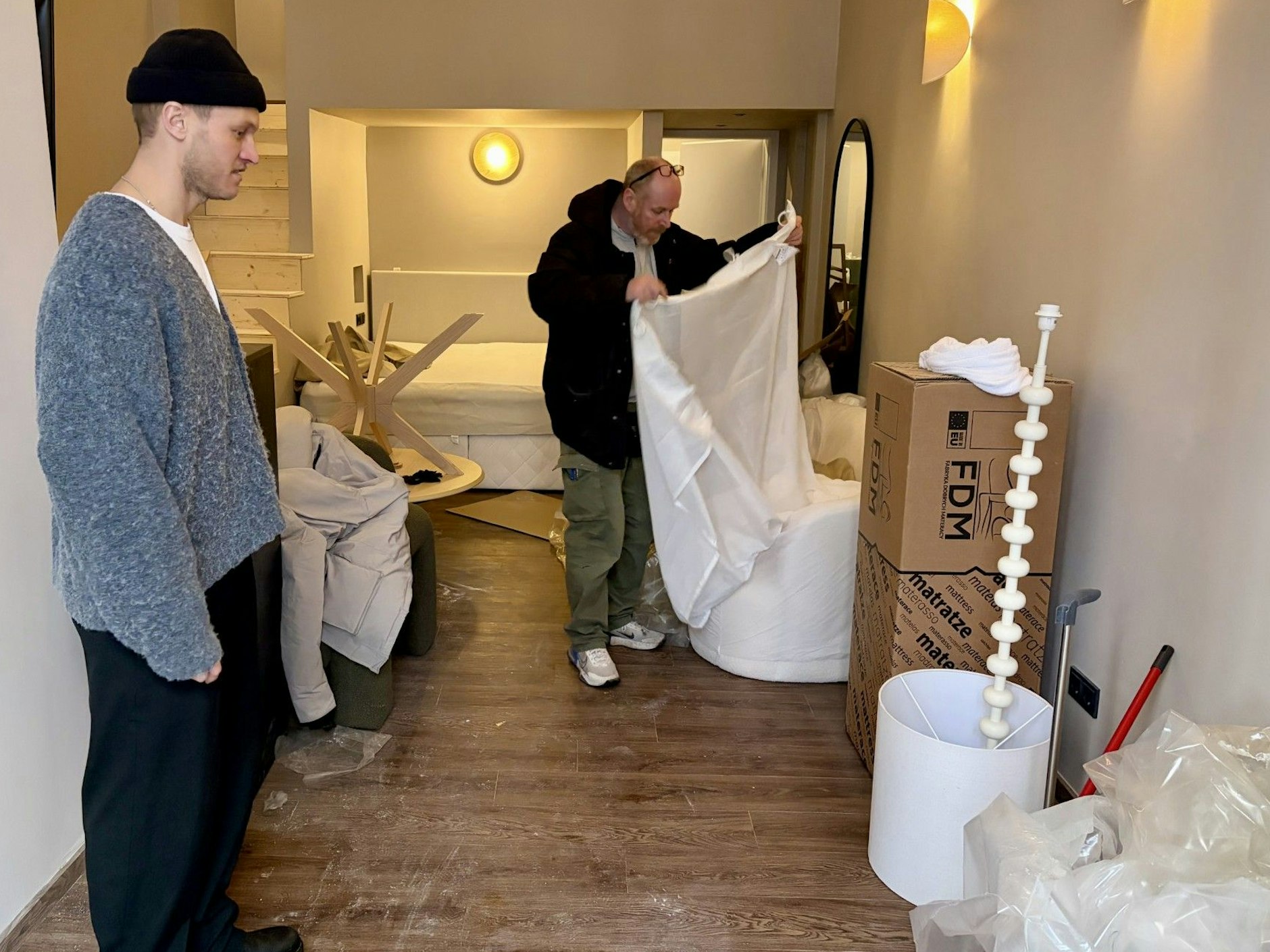 Hotelchef Max Bönighausen (l.) lässt ein eigentlich nicht genutztes Zimmer kurzfristig herrichten, um Stromausfall-Betroffene kostenlos aufnehmen zu können.