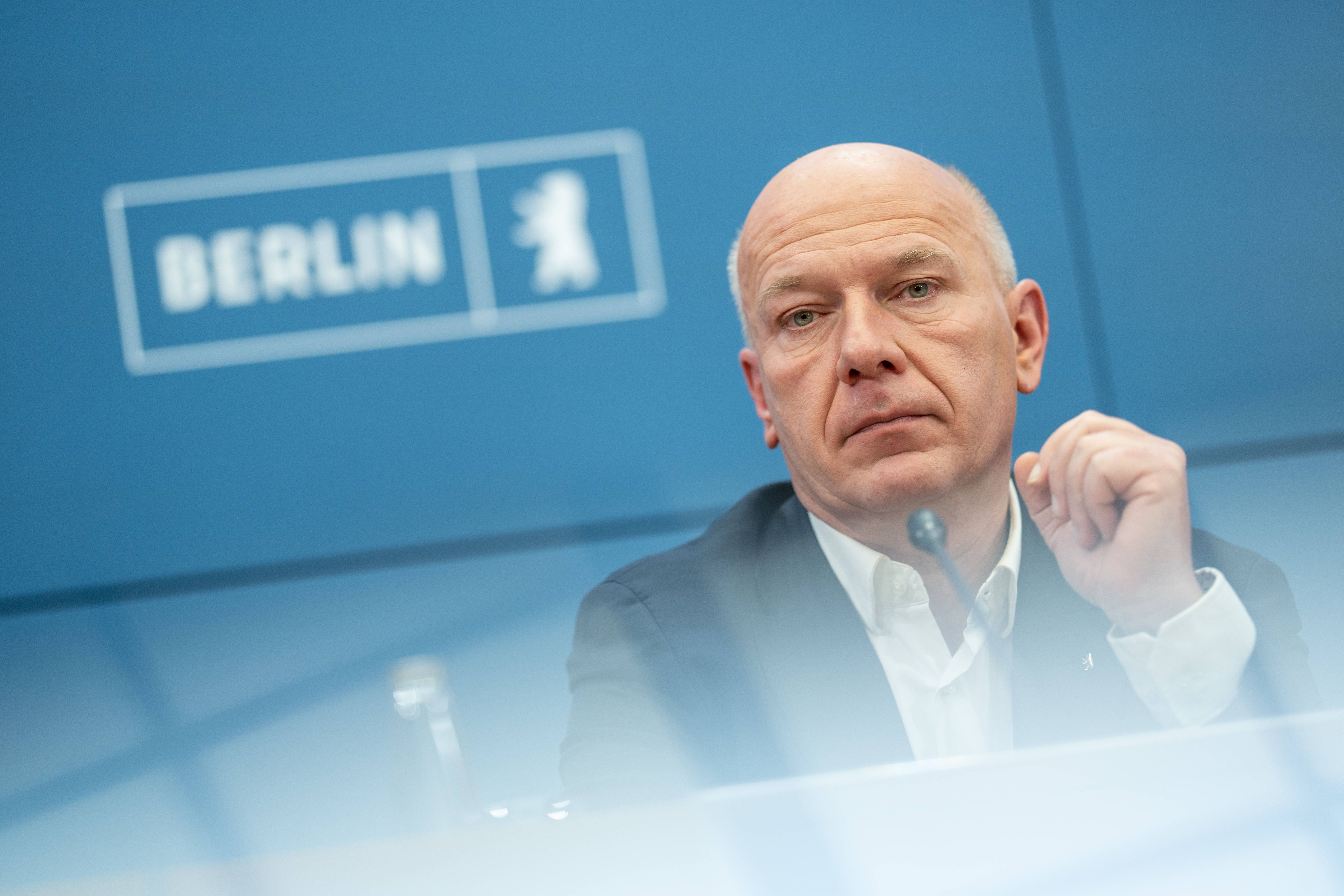 „Skandalhungrige Journalisten“: BVG-Bereichsleiterin stellt sich vor Bürgermeister Wegner