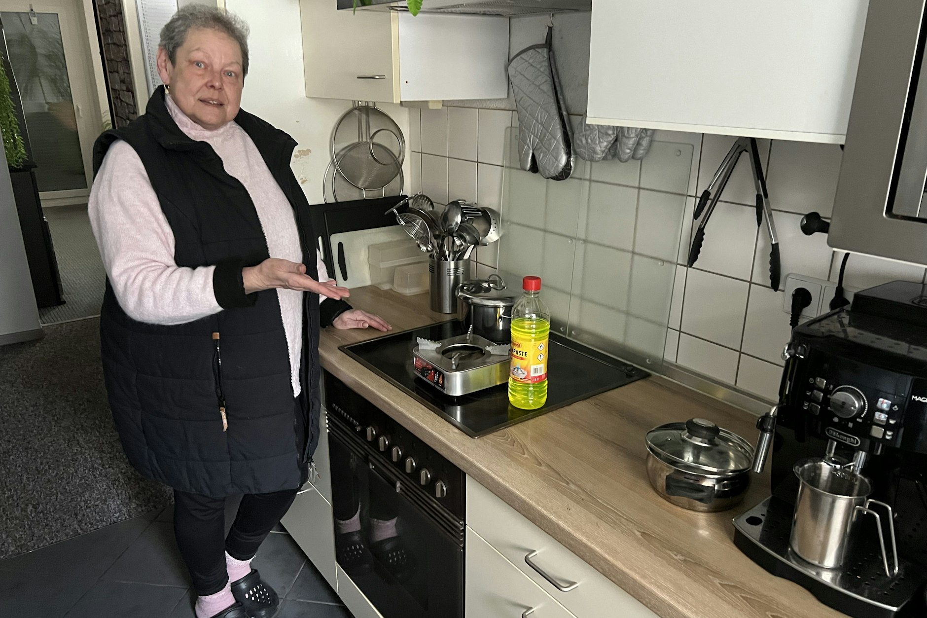 Rosemarie Neugebauer kann sich dank Campingkocher wenigstens etwas warm machen.