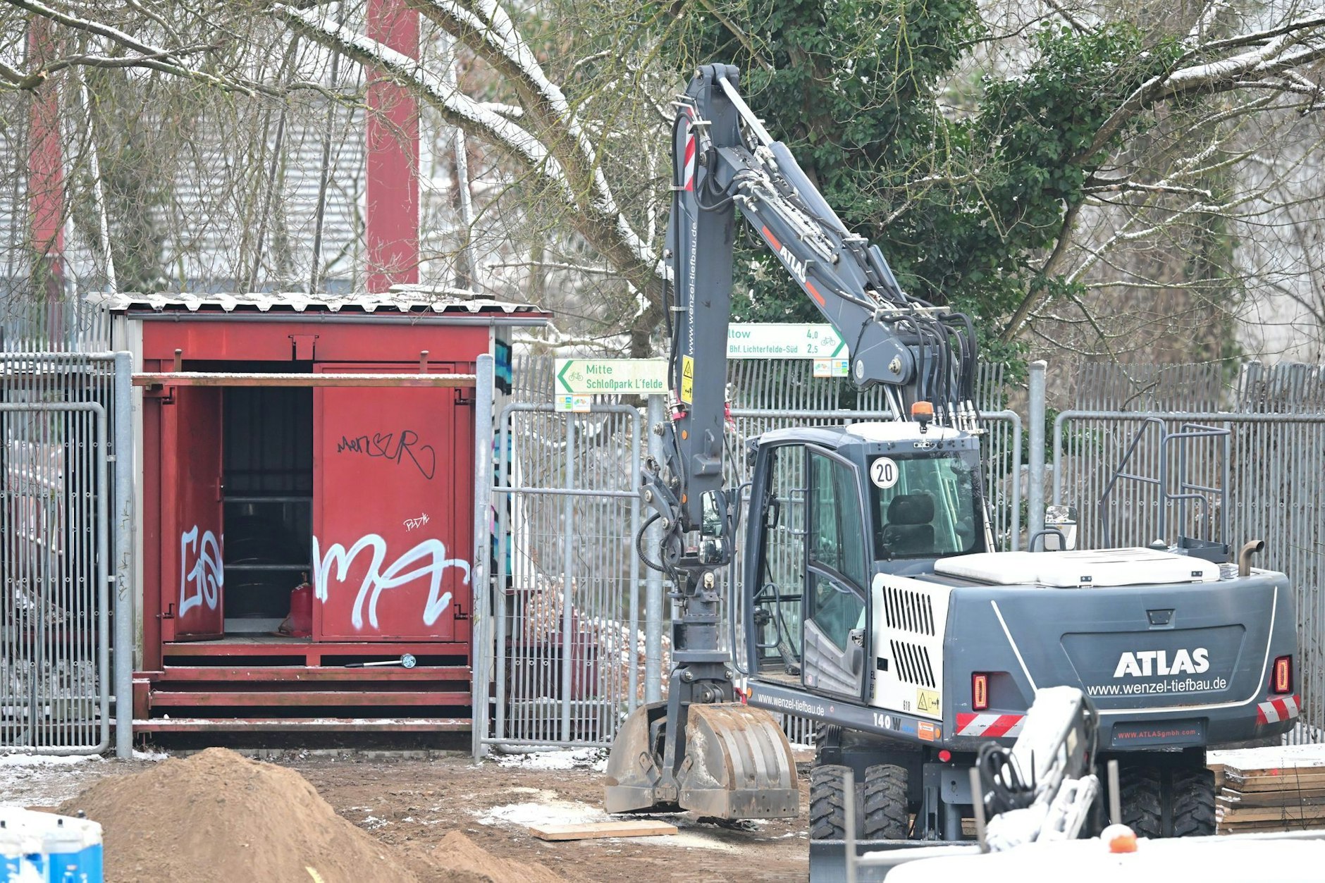 Hier ist die Kabelbrücke nach dem linksextremen Brandanschlag ausgebrannt.