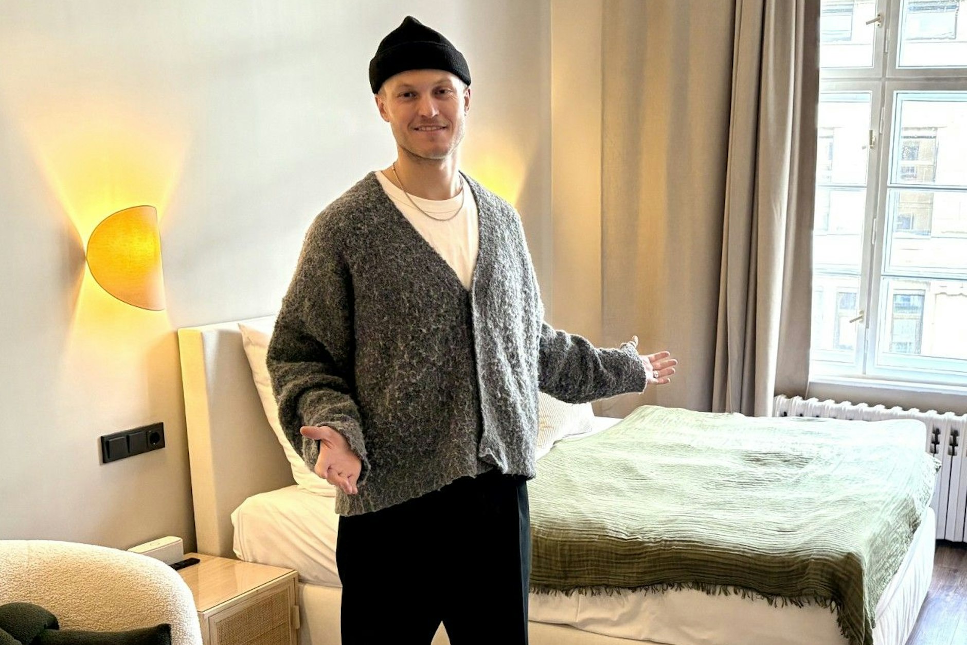 Hotelchef Max Bönighausen bietet mehrere Zimmer seines Hauses kostenlos für vom Stromausfall betroffene Berliner an.