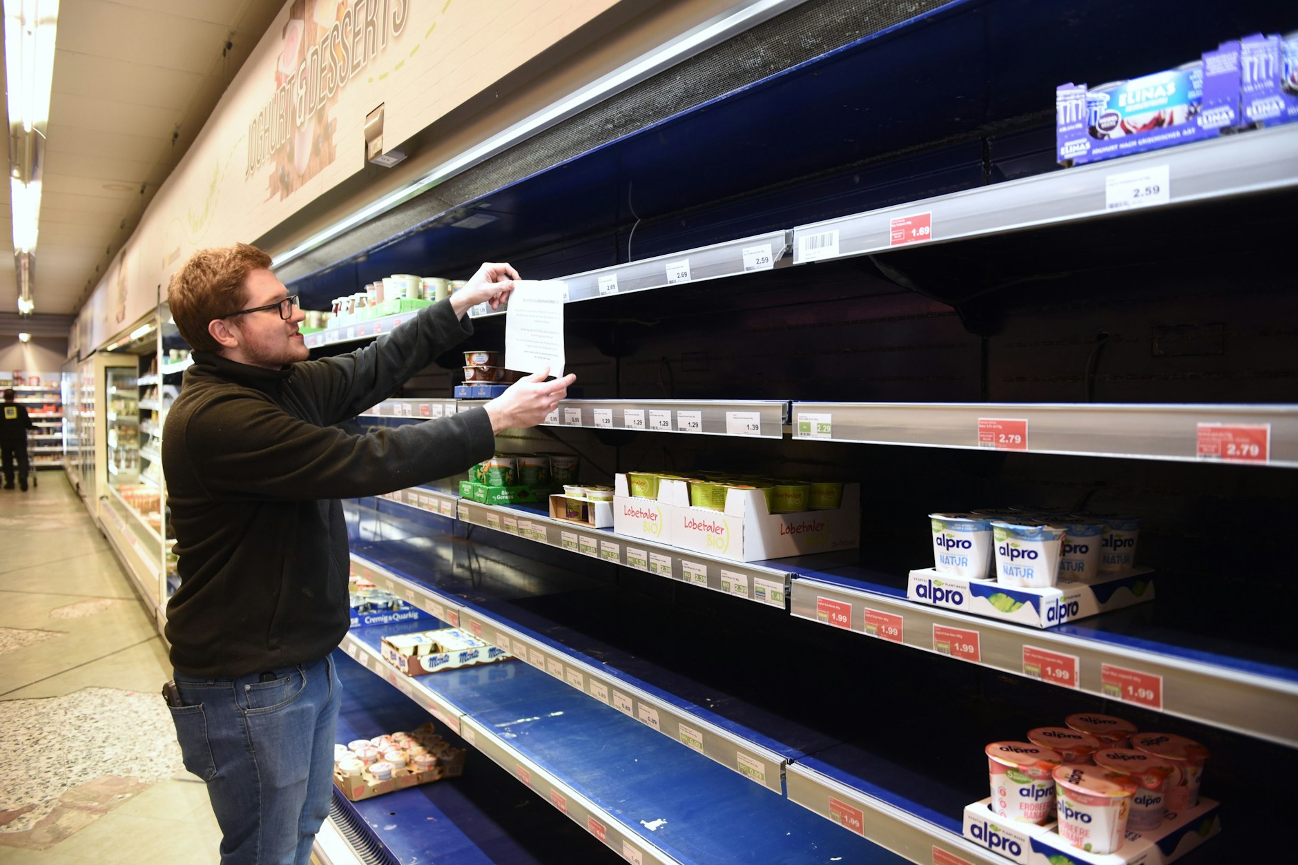 Leere Kühlregale in einem Supermarkt im Südwesten Berlins: Der Stromausfall trifft nicht nur Haushalte, sondern auch viele Unternehmen wirtschaftlich.