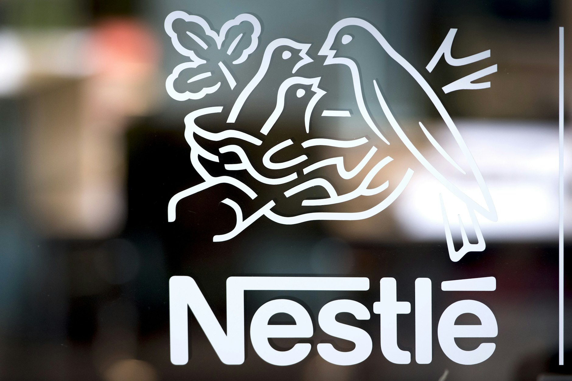 Der Nestle-Konzern ruft Chargen an Babynahrung zurück.