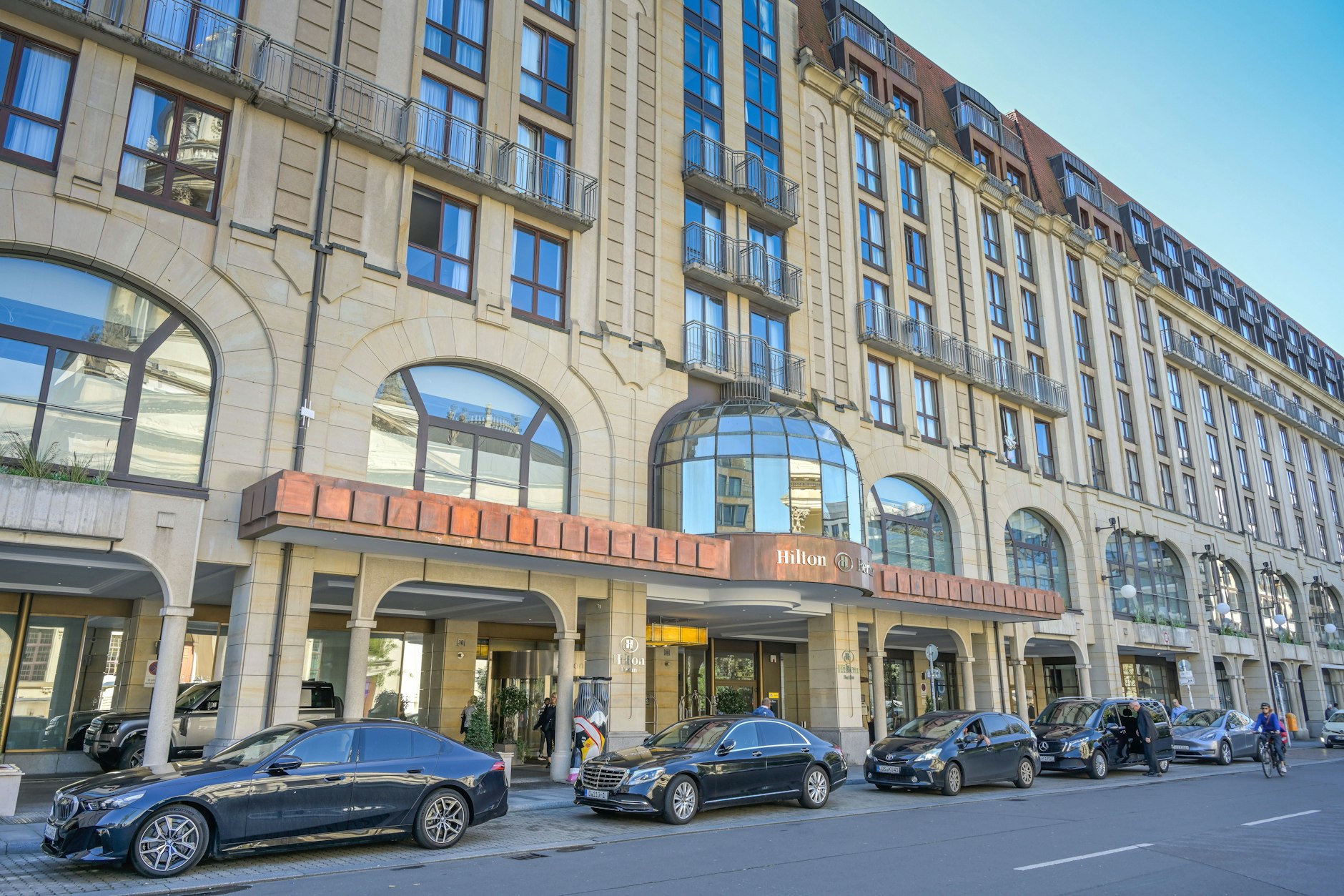 Das Hotel Hilton am Gendarmenmarkt in der Anton-Wilhelm-Amo-Straße nimmt ebenfalls betroffene Berliner auf.