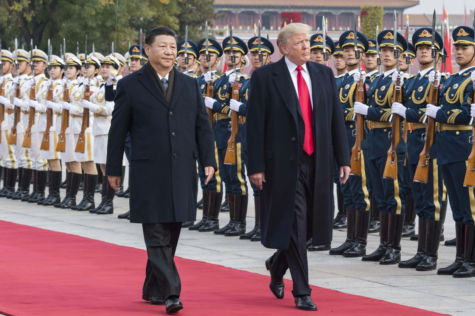 Chinas Präsident Xi Jinping (l.) empfängt US-Präsident Donald Trump (r.) in Peking.