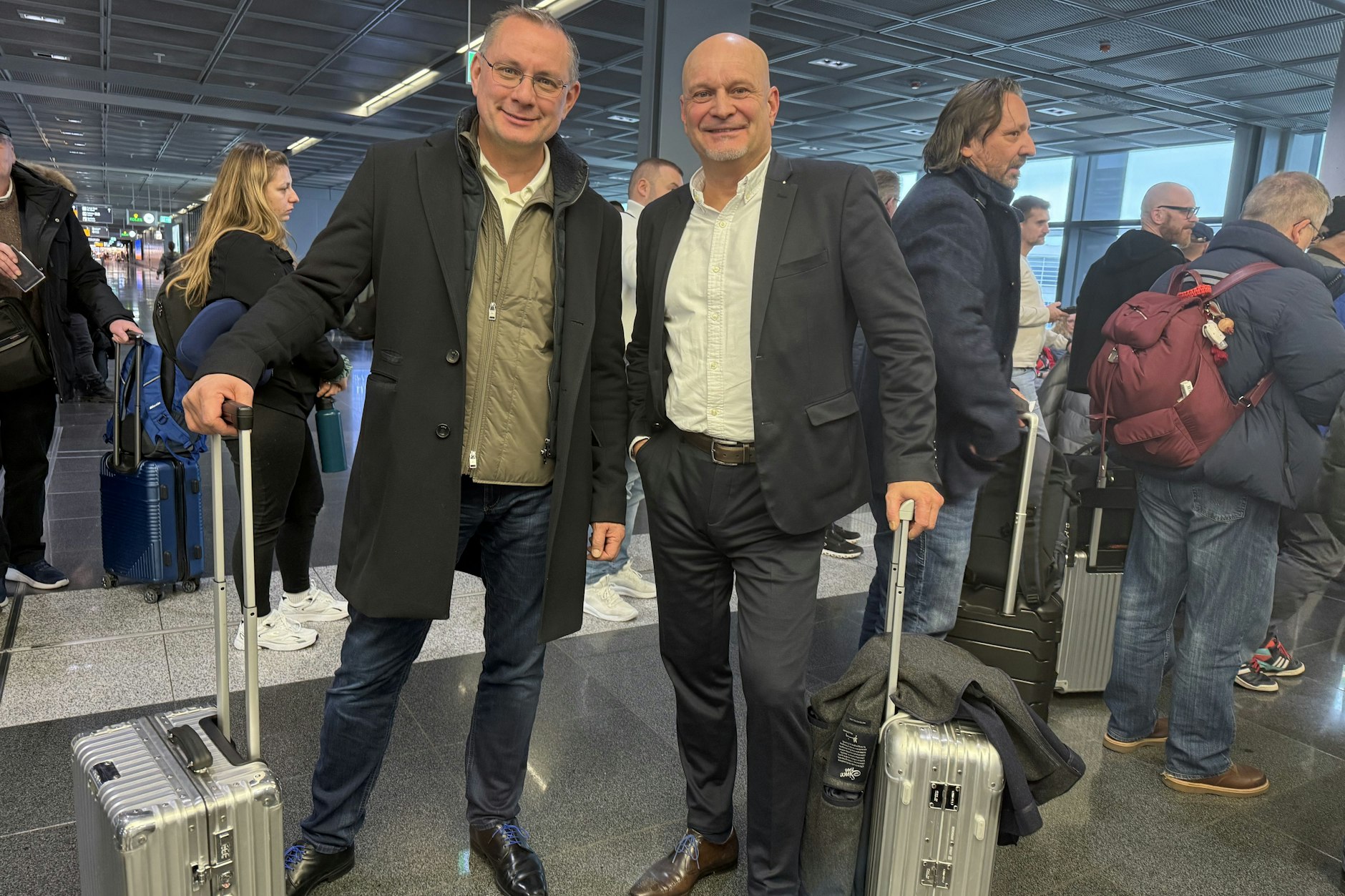 Tino Chrupalla und Enrico Komning am Frankfurter Flughafen kurz vor dem Abflug nach Shanghai.